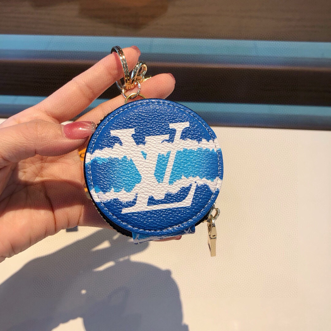 。LV海滩风幻彩蓝牙耳机包搭配钥匙扣，通用型耳机包，既可以放心爱耳的机还可以美美挂包在包上、钥匙扣、一举