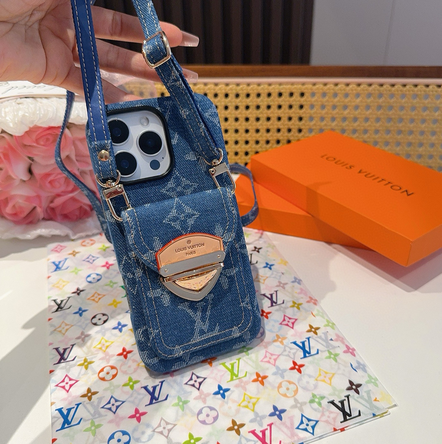 。LV牛仔锁头卡包手机壳 肩带斜挎手机壳 全包软壳 装取机方便，侧边五金按键 质感杠杠滴[强]型号：为了