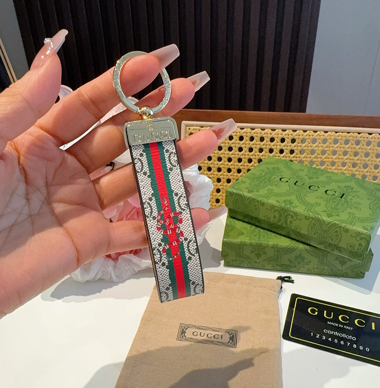。爆款推荐 古驰Gucci钥匙扣 车钥匙挂件包包挂饰 DauPhine Dragonne 钥匙扣彰显金属