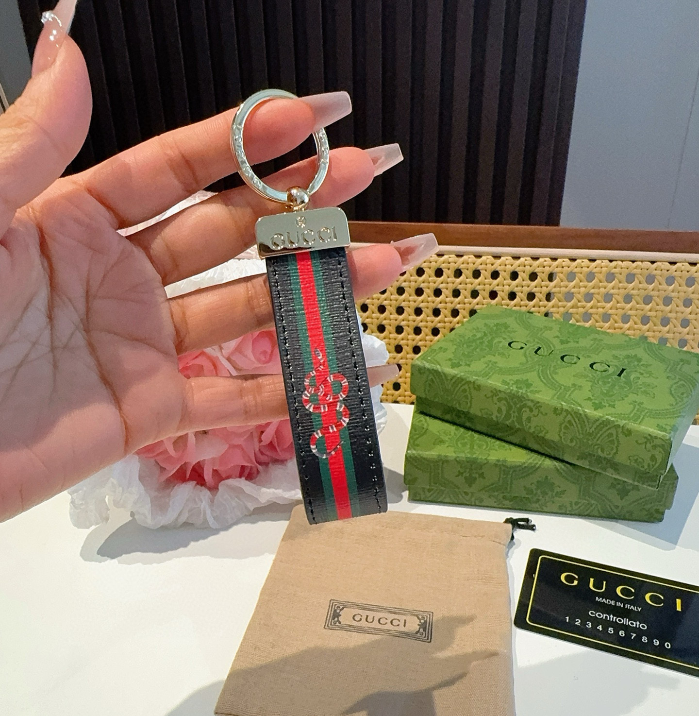 。爆款推荐 古驰Gucci钥匙扣 车钥匙挂件包包挂饰 DauPhine Dragonne 钥匙扣彰显金属