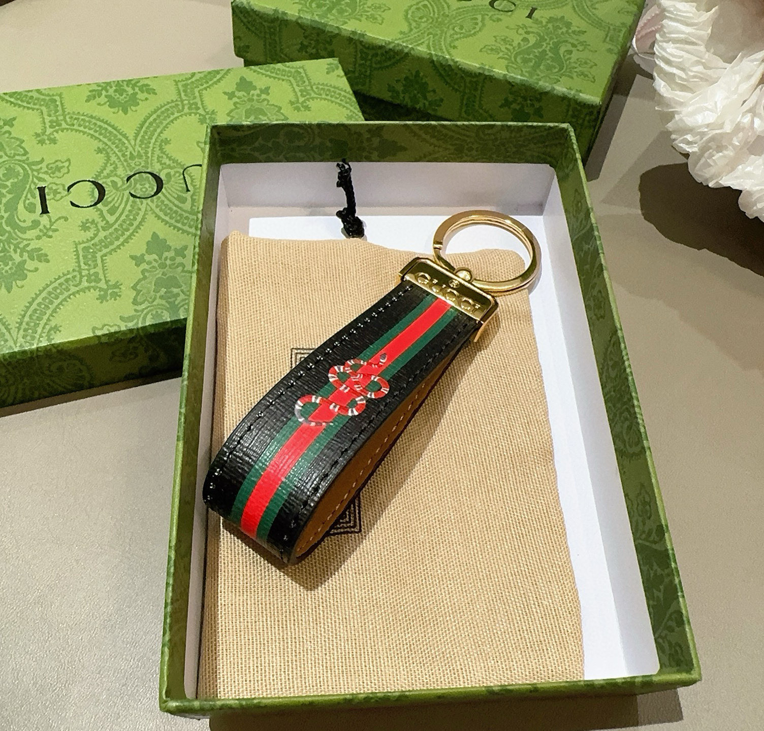 。爆款推荐 古驰Gucci钥匙扣 车钥匙挂件包包挂饰 DauPhine Dragonne 钥匙扣彰显金属