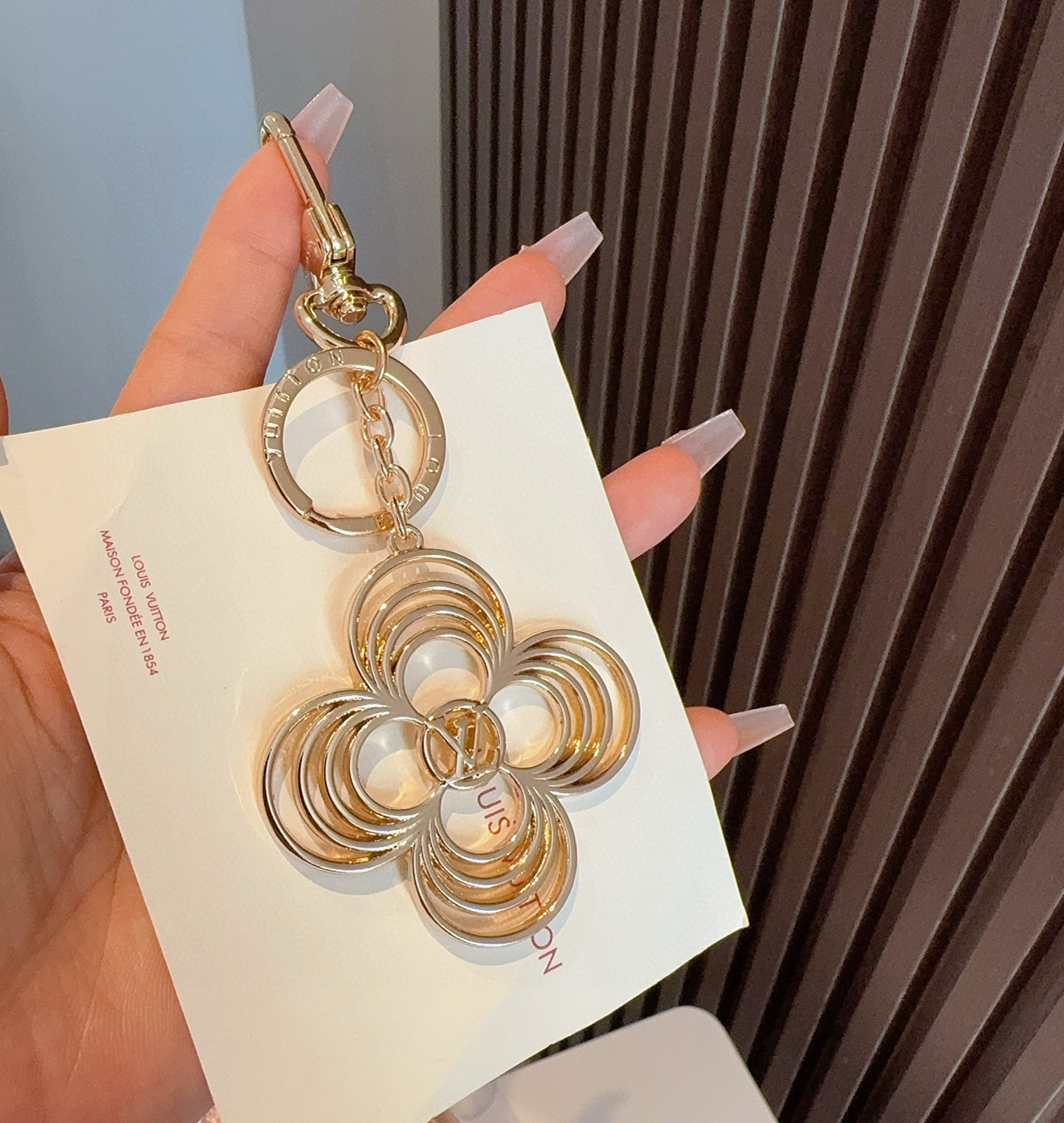 
P80 🔥LV 钥匙扣包包挂件Breeze 钥匙扣以温婉格调演绎花卉构型，可轻松点亮手袋或钥匙环。纤细金属丝匠心雕琢圆瓣Monogram 花卉，中央 LV Circle 标识再添考究笔触。
商品货号 MO2798
