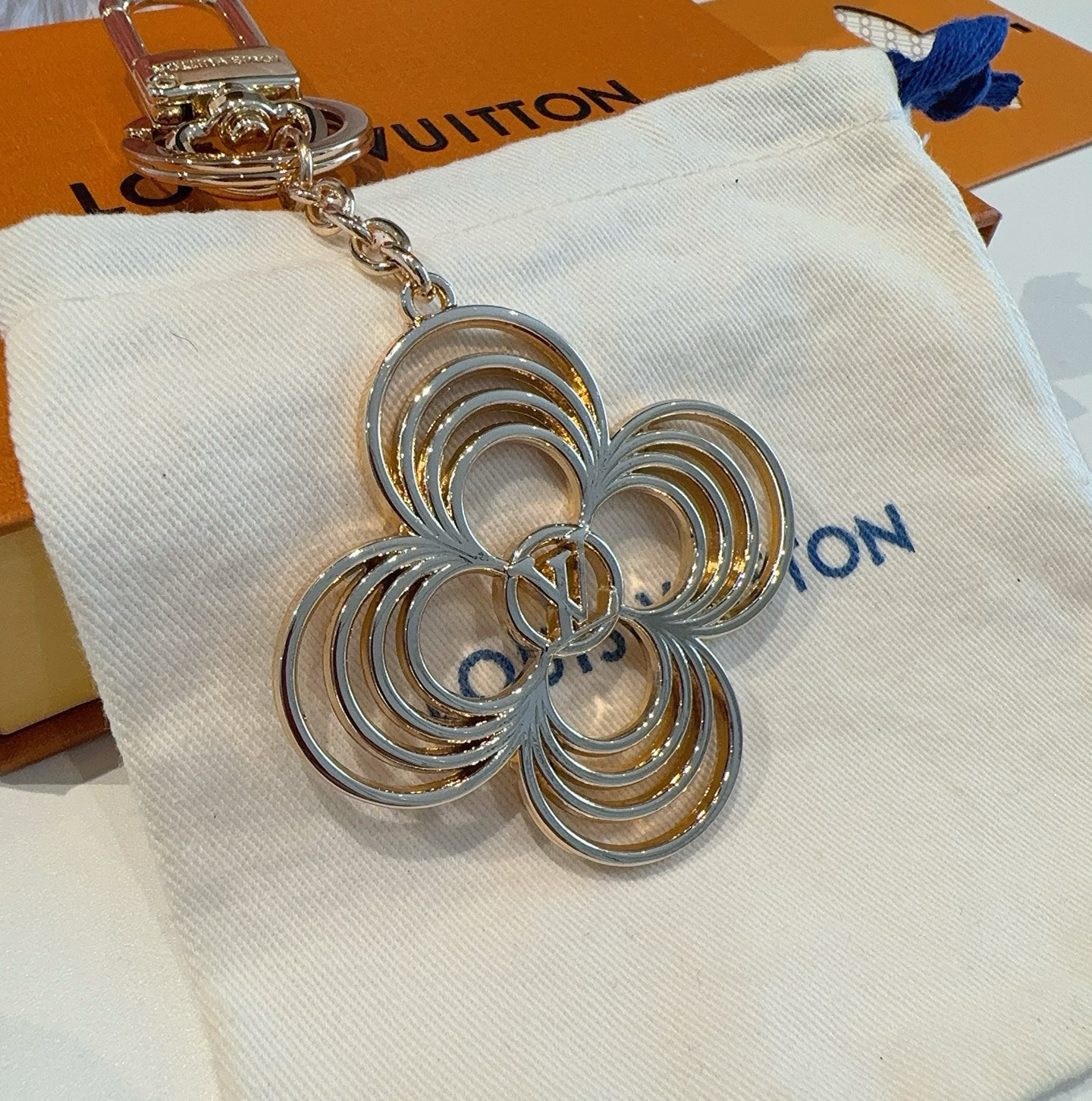 
P80 🔥LV 钥匙扣包包挂件Breeze 钥匙扣以温婉格调演绎花卉构型，可轻松点亮手袋或钥匙环。纤细金属丝匠心雕琢圆瓣Monogram 花卉，中央 LV Circle 标识再添考究笔触。
商品货号 MO2798
