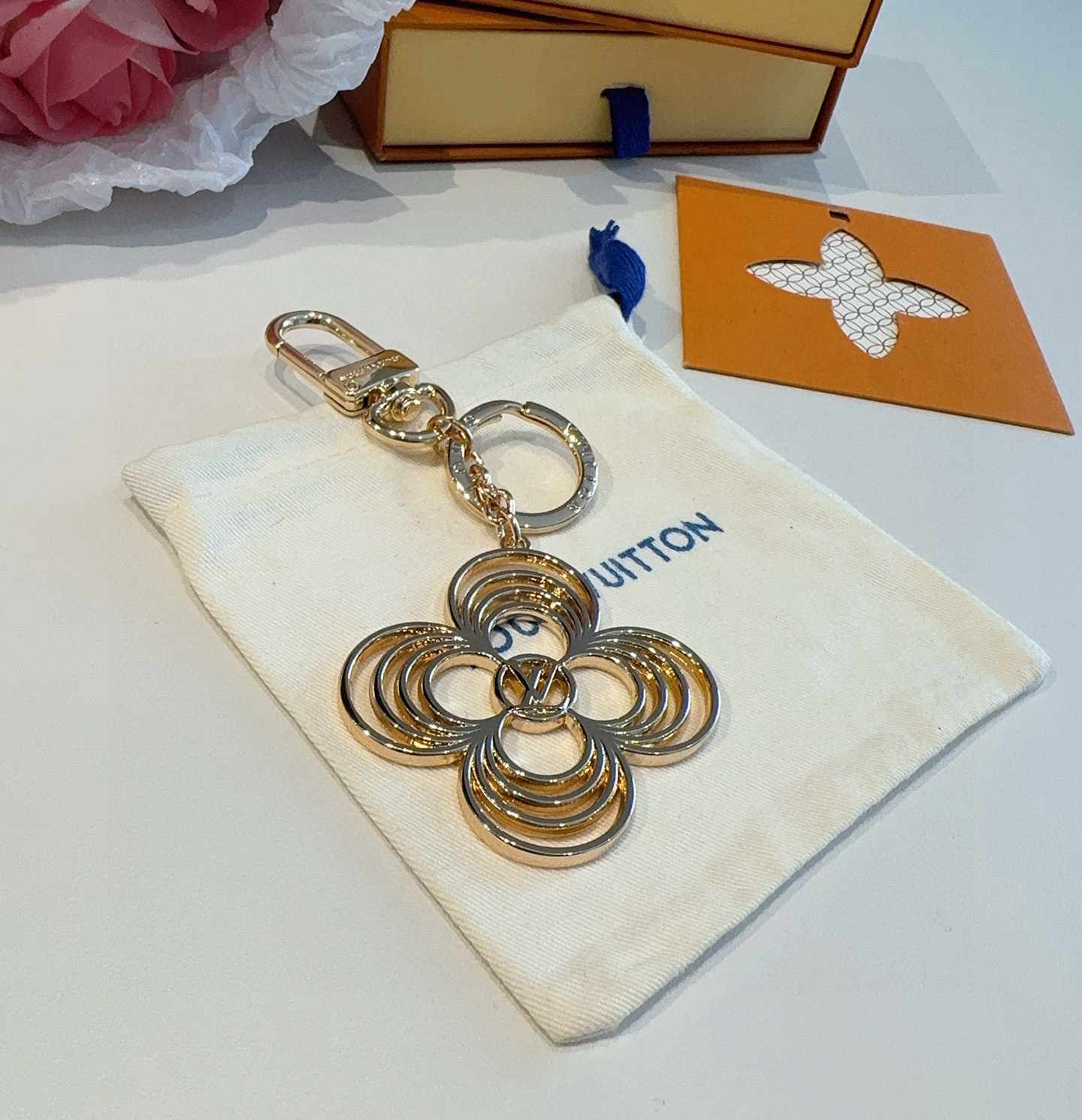 
P80 🔥LV 钥匙扣包包挂件Breeze 钥匙扣以温婉格调演绎花卉构型，可轻松点亮手袋或钥匙环。纤细金属丝匠心雕琢圆瓣Monogram 花卉，中央 LV Circle 标识再添考究笔触。
商品货号 MO2798
