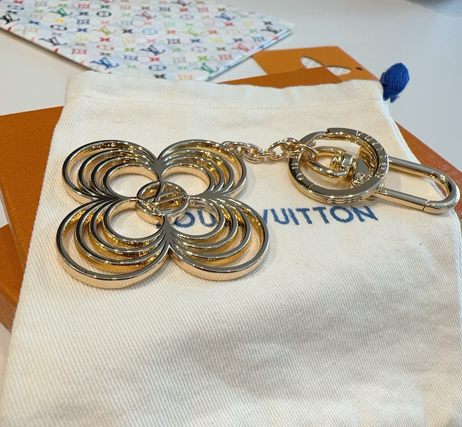 
P80 🔥LV 钥匙扣包包挂件Breeze 钥匙扣以温婉格调演绎花卉构型，可轻松点亮手袋或钥匙环。纤细金属丝匠心雕琢圆瓣Monogram 花卉，中央 LV Circle 标识再添考究笔触。
商品货号 MO2798
