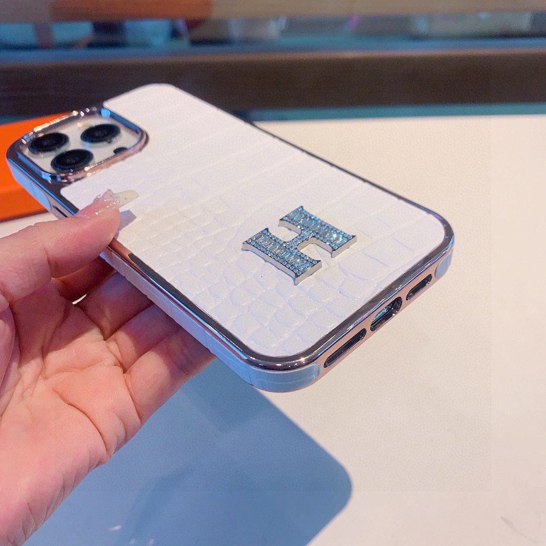 P80 ✨爆款上架✨爱马仕🐎-HERMES鳄鱼纹H手机壳🛍️🛍️全包包边壳
型号：为了不出现报错型号，请打开本机查看手机设置显示的型号⚠️⚠️⚠️
iPhone16系列更新 
iPhone16pro Max（6.9）
iPhone16pro。   （6.3）
iPhone16 （6.3）
iPhone15pro max （6.7）
iPhone15pro（6.1）
iPhone15（6.1）
iPhone14（6.1）
iPhone14pro（6.1）
iPhone14pro Max（6.7）
iPhone 13 （6.1）
iPhone13 pro （6.1）
iPhone13pro max（6.7）
需定制（12/12promax/11/11promax ）定制型号不退换 11pro，mini 不做⚠️