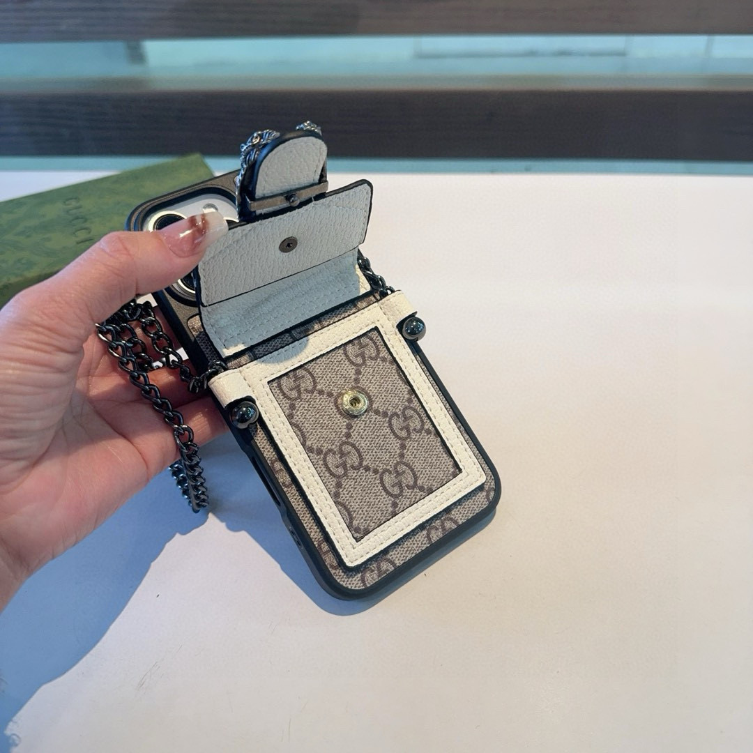P100 🔥🔥蛇🐍年爆款 Gucci古驰贴皮酒神系列蛇头卡包手机壳 斜挎手机壳

型号：为了不出现报错型号，请打开本机查看手机设置显示的型号⚠️⚠️⚠️
iPhone17系列更新 
iphone17promax
iPhone17pro
iPhone17
iPhone16pro Max（6.9）
iPhone16pro。   （6.3）
iPhone16 （6.3）
iPhone15pro max （6.7）
iPhone15pro（6.1）
iPhone15（6.1）
需定制型号（14/14pro/14pm/13pro，13/13promax/12系列 plus）
三星📱型号：
S22 -S22plus-S22Ultra
S23 -S23plus-S23Ultra 
S24 -S24plus-S24UItra
S25-S25plus-S25UItra
三星📱折叠屏型号：
Fold3，Fold4，Fold5，Fold6
FIi，Fli，Fli，Fli