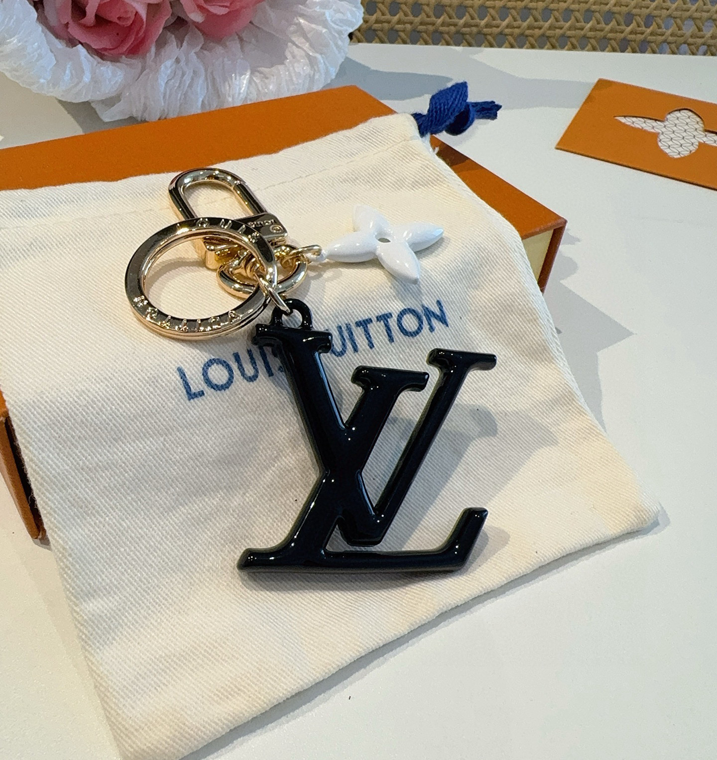 P75 🔥LV钥匙扣珐琅工艺LV字母挂件 Pop Flower包和钥匙扣的魅力非常适合为皮革配饰增添标志性的色彩，其特点是金色金属钩环，点缀着充满活力的LV首字母和会标花吊坠符咒花押和首字母LV
钥匙扣M01076
