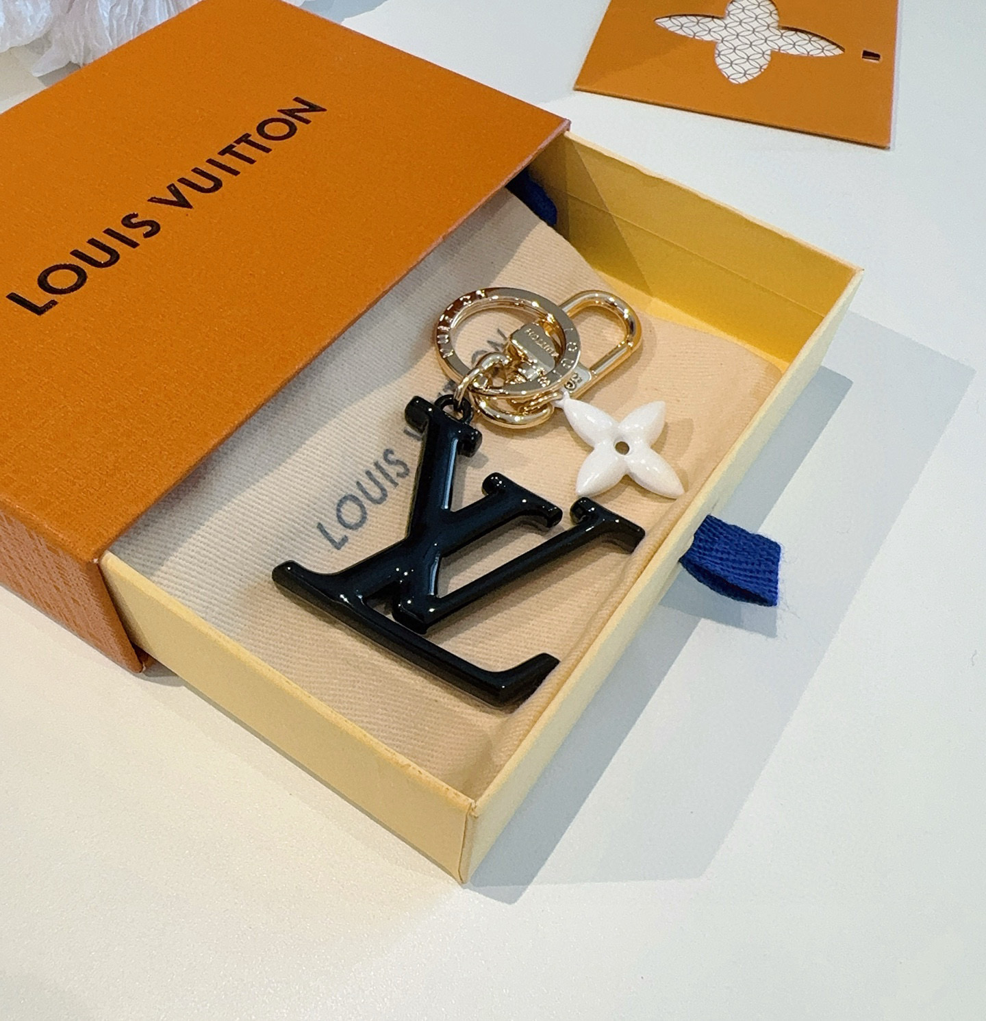 P75 🔥LV钥匙扣珐琅工艺LV字母挂件 Pop Flower包和钥匙扣的魅力非常适合为皮革配饰增添标志性的色彩，其特点是金色金属钩环，点缀着充满活力的LV首字母和会标花吊坠符咒花押和首字母LV
钥匙扣M01076
