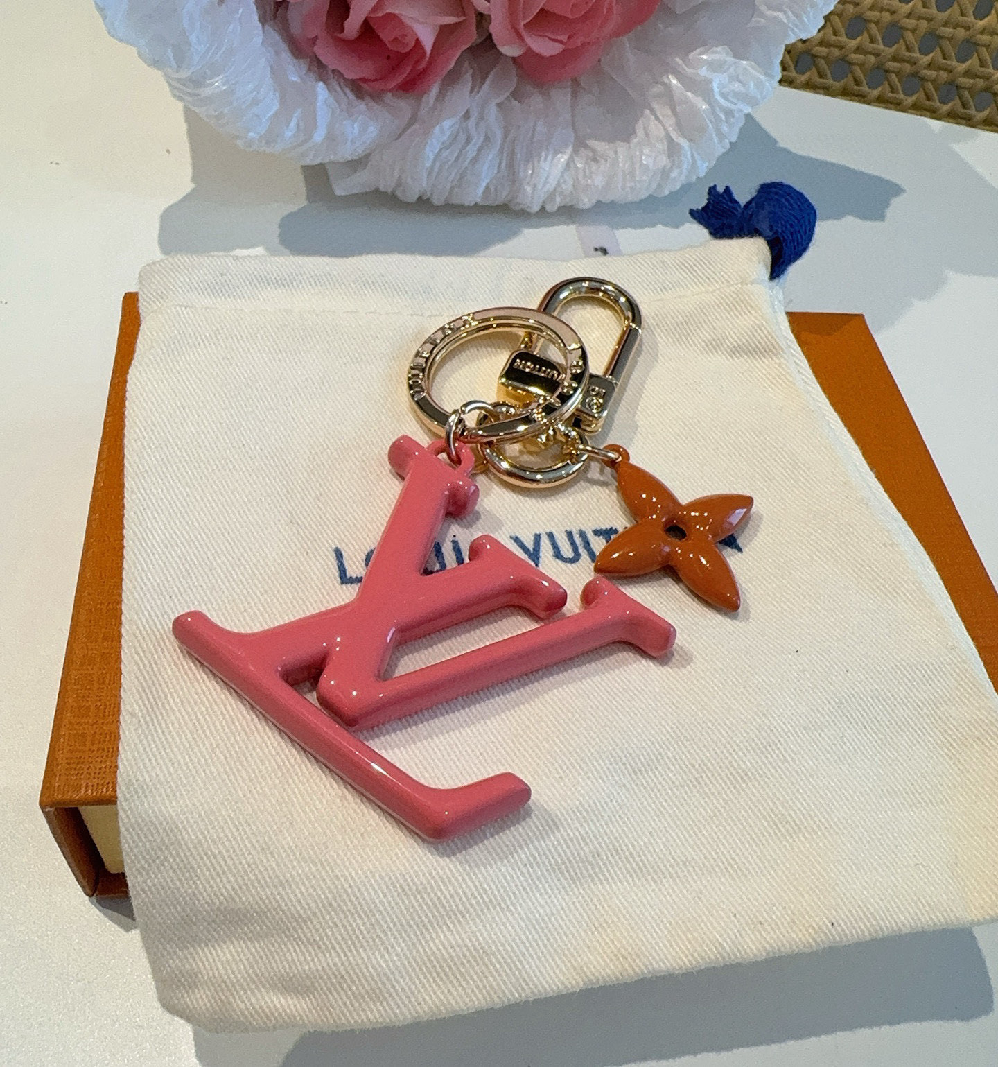 P75 🔥LV钥匙扣珐琅工艺LV字母挂件 Pop Flower包和钥匙扣的魅力非常适合为皮革配饰增添标志性的色彩，其特点是金色金属钩环，点缀着充满活力的LV首字母和会标花吊坠符咒花押和首字母LV
钥匙扣M01076