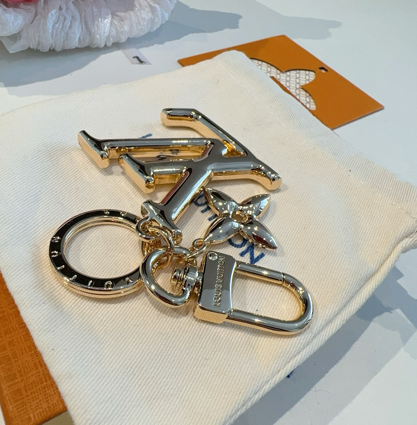 P75 🔥LV钥匙扣珐琅工艺LV字母挂件 Pop Flower包和钥匙扣的魅力非常适合为皮革配饰增添标志性的色彩，其特点是金色金属钩环，点缀着充满活力的LV首字母和会标花吊坠符咒花押和首字母LV
钥匙扣M01076