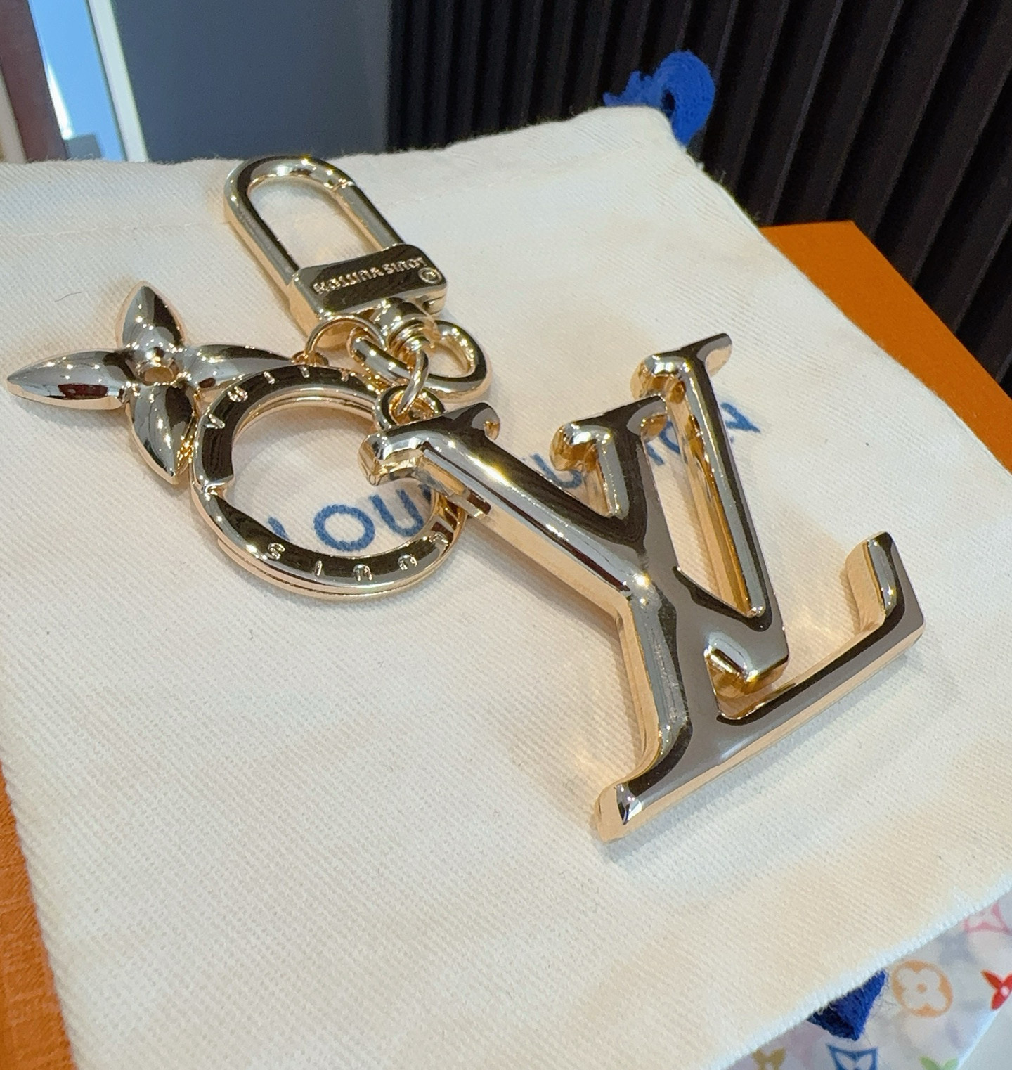 P75 🔥LV钥匙扣珐琅工艺LV字母挂件 Pop Flower包和钥匙扣的魅力非常适合为皮革配饰增添标志性的色彩，其特点是金色金属钩环，点缀着充满活力的LV首字母和会标花吊坠符咒花押和首字母LV
钥匙扣M01076