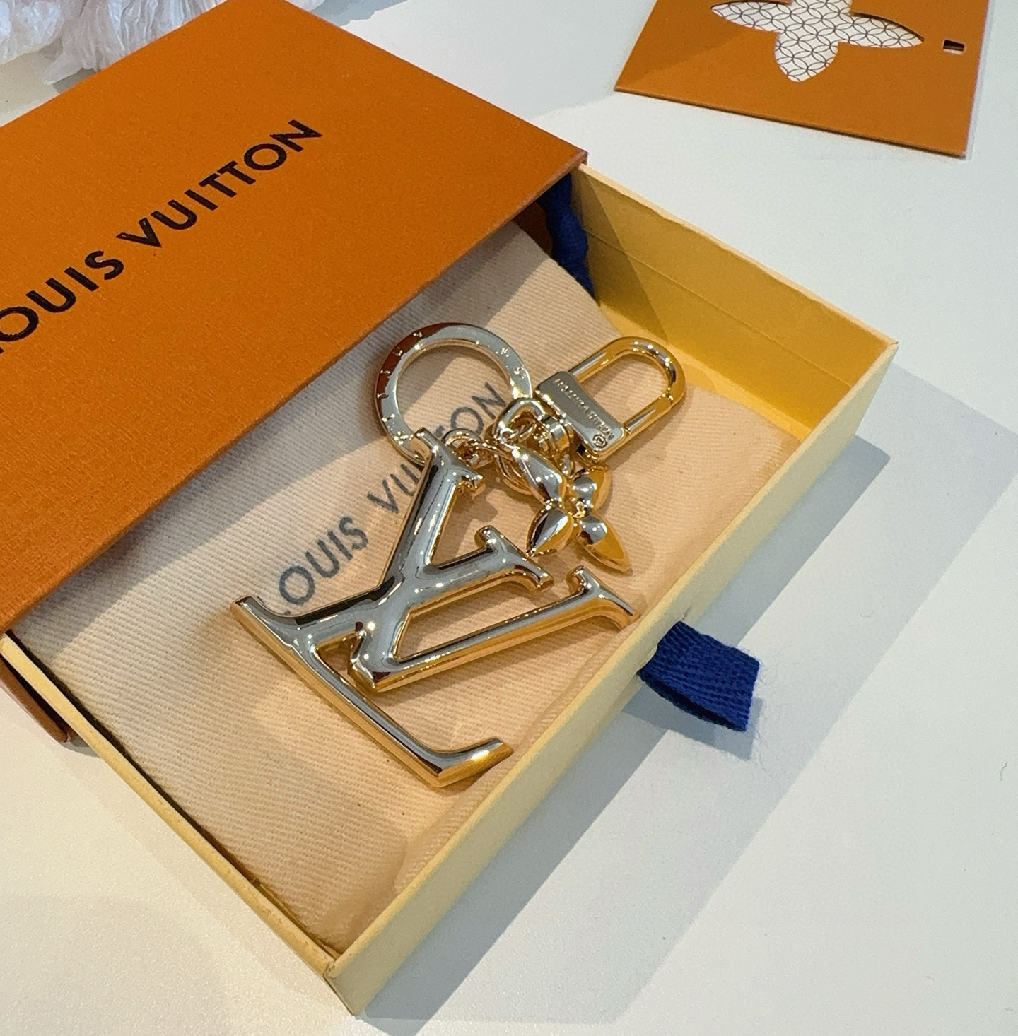 P75 🔥LV钥匙扣珐琅工艺LV字母挂件 Pop Flower包和钥匙扣的魅力非常适合为皮革配饰增添标志性的色彩，其特点是金色金属钩环，点缀着充满活力的LV首字母和会标花吊坠符咒花押和首字母LV
钥匙扣M01076