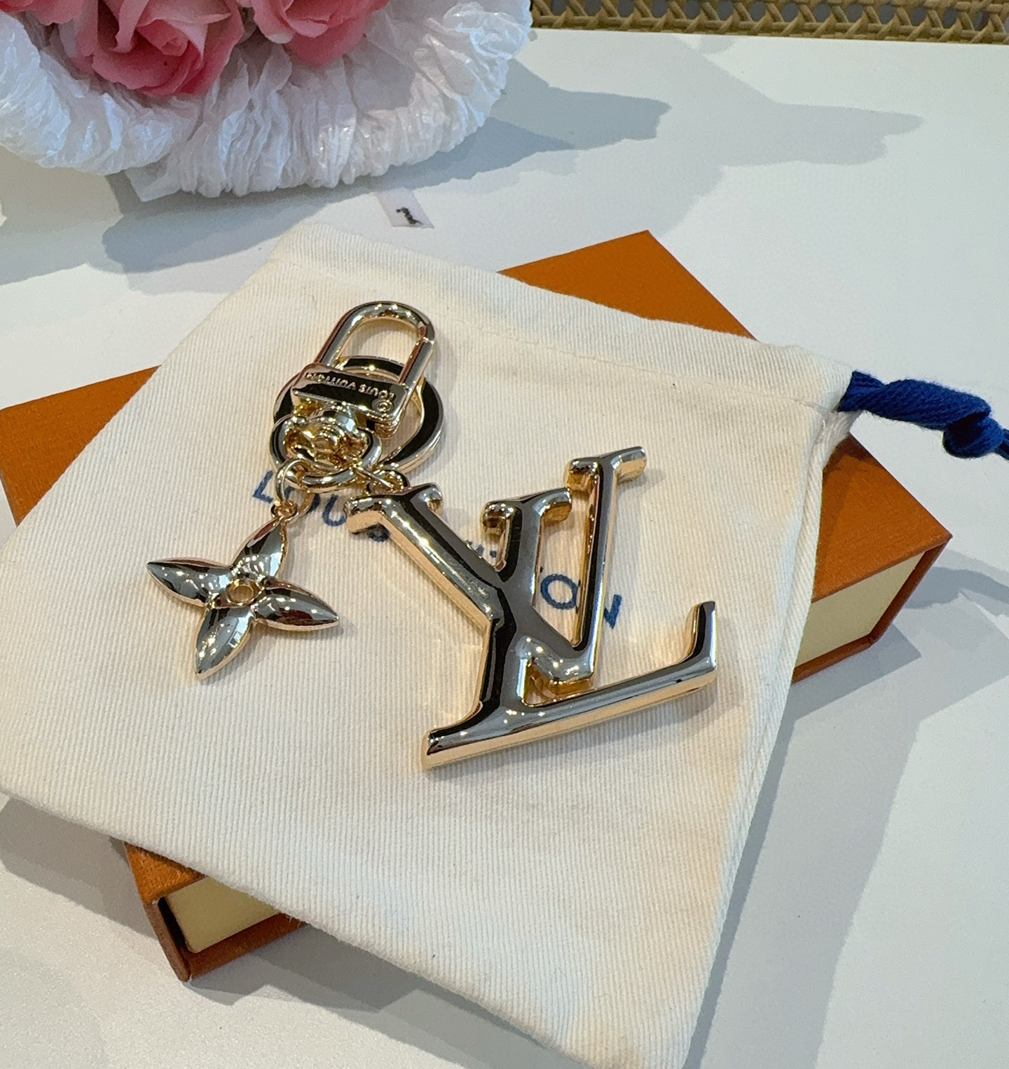 P75 🔥LV钥匙扣珐琅工艺LV字母挂件 Pop Flower包和钥匙扣的魅力非常适合为皮革配饰增添标志性的色彩，其特点是金色金属钩环，点缀着充满活力的LV首字母和会标花吊坠符咒花押和首字母LV
钥匙扣M01076