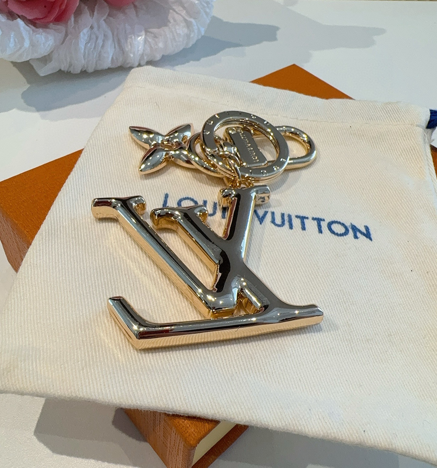 P75 🔥LV钥匙扣珐琅工艺LV字母挂件 Pop Flower包和钥匙扣的魅力非常适合为皮革配饰增添标志性的色彩，其特点是金色金属钩环，点缀着充满活力的LV首字母和会标花吊坠符咒花押和首字母LV
钥匙扣M01076