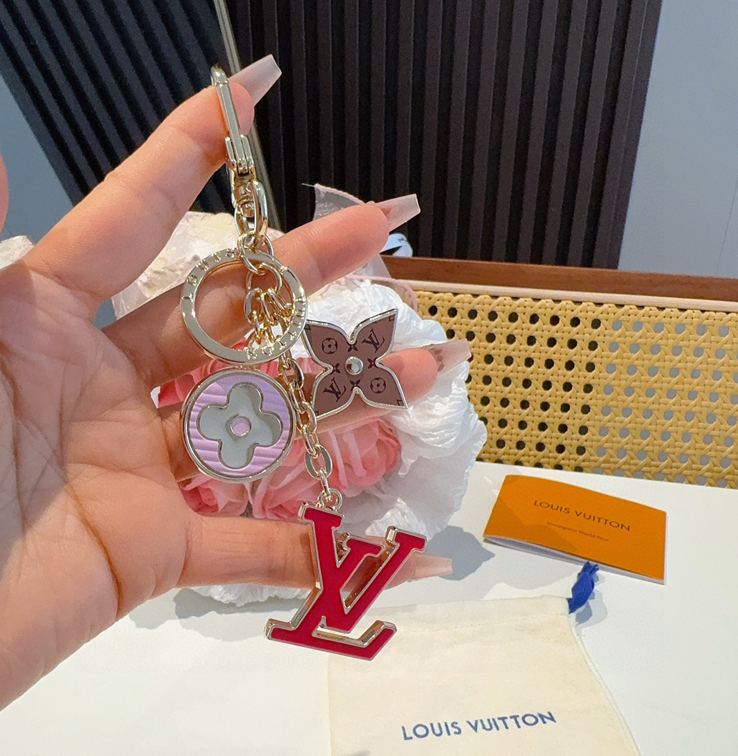 P85 🔥Lv 钥匙扣包挂件
Spring Street Chain 包饰将 Monogram 花卉和 LV 字母等经典元素化为袖珍挂饰，在淡雅色彩和 Monogram 帆布的点缀中流露柔美意蕴。混合材质和形状捕捉视线，路易威登标识铭纹丰富细节。