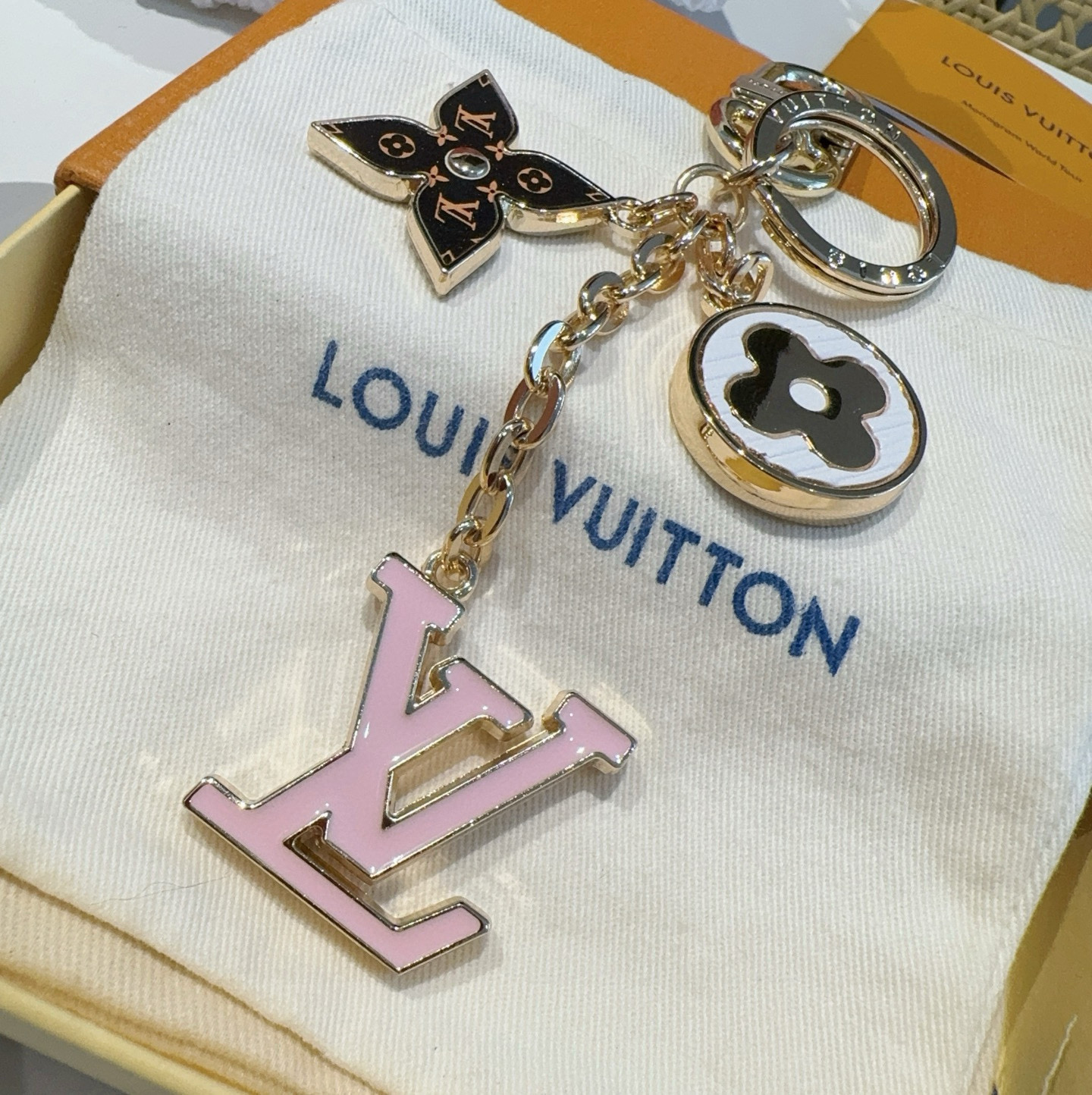 P85 🔥Lv 钥匙扣包挂件
Spring Street Chain 包饰将 Monogram 花卉和 LV 字母等经典元素化为袖珍挂饰，在淡雅色彩和 Monogram 帆布的点缀中流露柔美意蕴。混合材质和形状捕捉视线，路易威登标识铭纹丰富细节。