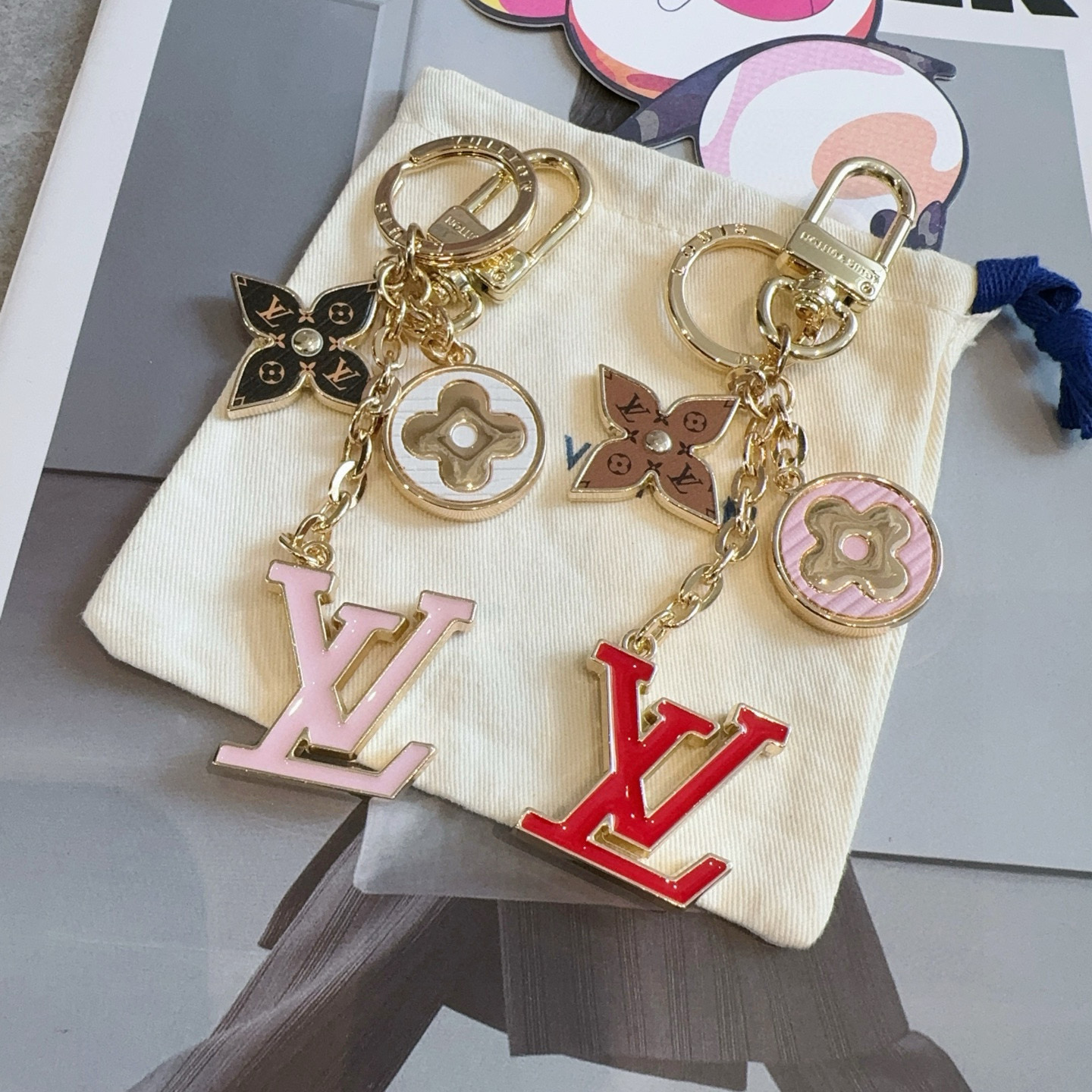 P85 🔥Lv 钥匙扣包挂件
Spring Street Chain 包饰将 Monogram 花卉和 LV 字母等经典元素化为袖珍挂饰，在淡雅色彩和 Monogram 帆布的点缀中流露柔美意蕴。混合材质和形状捕捉视线，路易威登标识铭纹丰富细节。