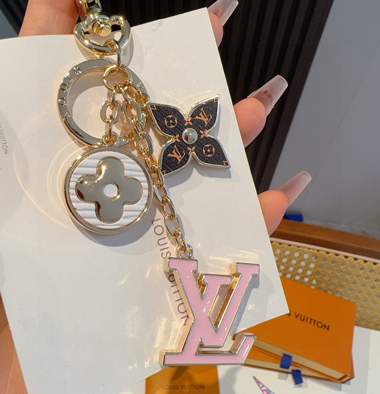P85 🔥Lv 钥匙扣包挂件
Spring Street Chain 包饰将 Monogram 花卉和 LV 字母等经典元素化为袖珍挂饰，在淡雅色彩和 Monogram 帆布的点缀中流露柔美意蕴。混合材质和形状捕捉视线，路易威登标识铭纹丰富细节。