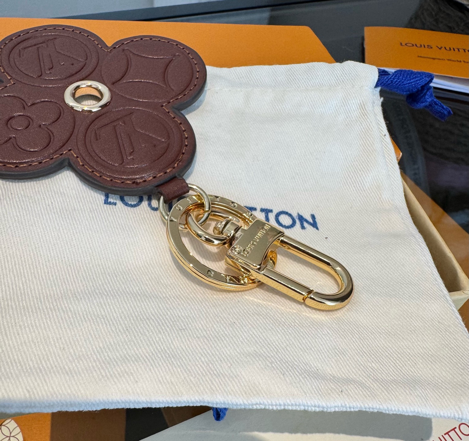 P85 🔥LOUIS VUITTON官网钥匙扣挂件  LV钥匙扣 新款包饰与钥匙扣包包挂件
✨借鉴旅行袋中的钥匙扣设计，可满足各种时尚品味的实用配饰。凸显时尚个性[强]