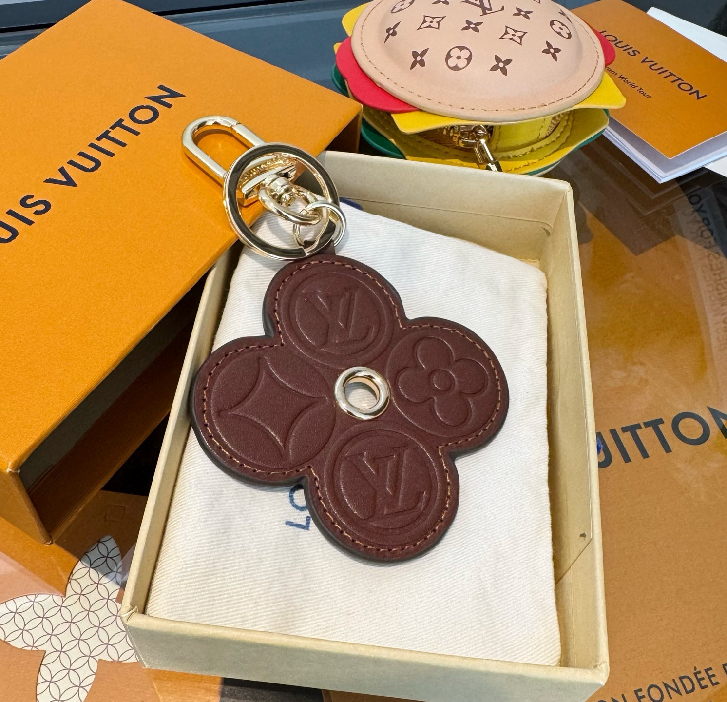 P85 🔥LOUIS VUITTON官网钥匙扣挂件  LV钥匙扣 新款包饰与钥匙扣包包挂件
✨借鉴旅行袋中的钥匙扣设计，可满足各种时尚品味的实用配饰。凸显时尚个性[强]