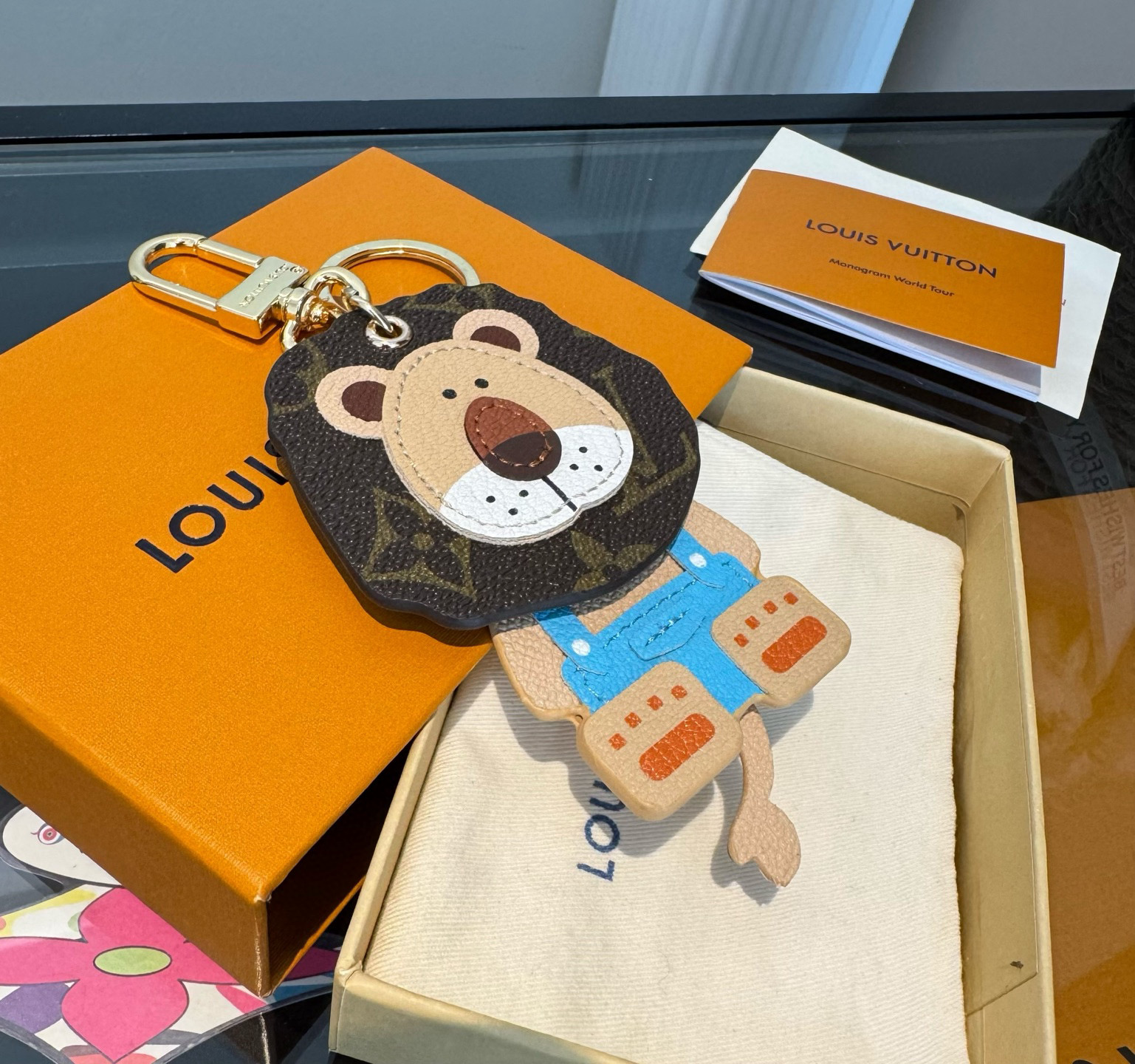P80❗新品❗Lv钥匙扣 灵动狮子🦁️挂饰
独家原单
LOUIS VUITTON 新款 老花狮子🦁钥匙扣 包包挂件 
身子 尾巴均可摆动
顶级进口PU材质 五金为进口钢 原版logo 确实精致 手感真的很赞[强]