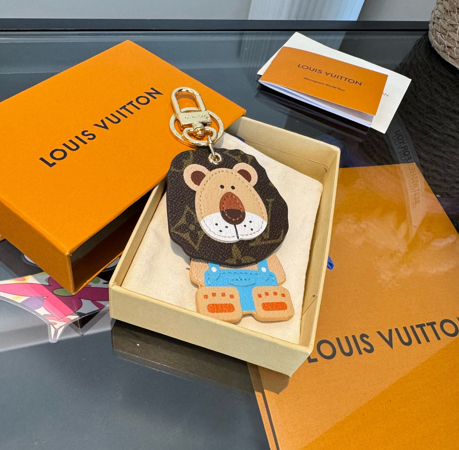 P80❗新品❗Lv钥匙扣 灵动狮子🦁️挂饰
独家原单
LOUIS VUITTON 新款 老花狮子🦁钥匙扣 包包挂件 
身子 尾巴均可摆动
顶级进口PU材质 五金为进口钢 原版logo 确实精致 手感真的很赞[强]