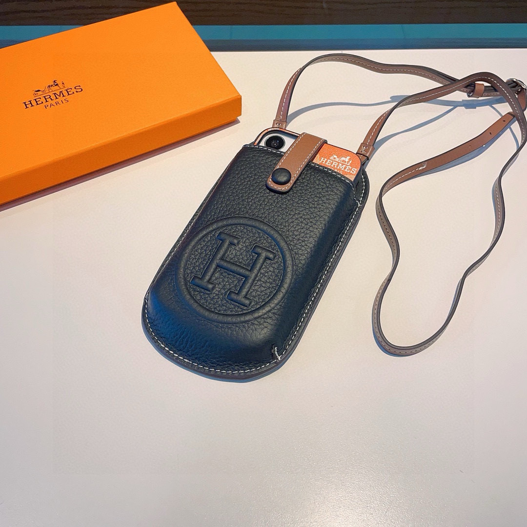 P125 🔥爱马仕H手机包斜挎包包，肩带🉑️调节，头层牛皮做工精致，前后双袋设计，后袋卡包可放卡片身份证，出门不带现金的时代，一个包包满足所有出门需求，时尚必备单品[强]尺寸：21x10cm