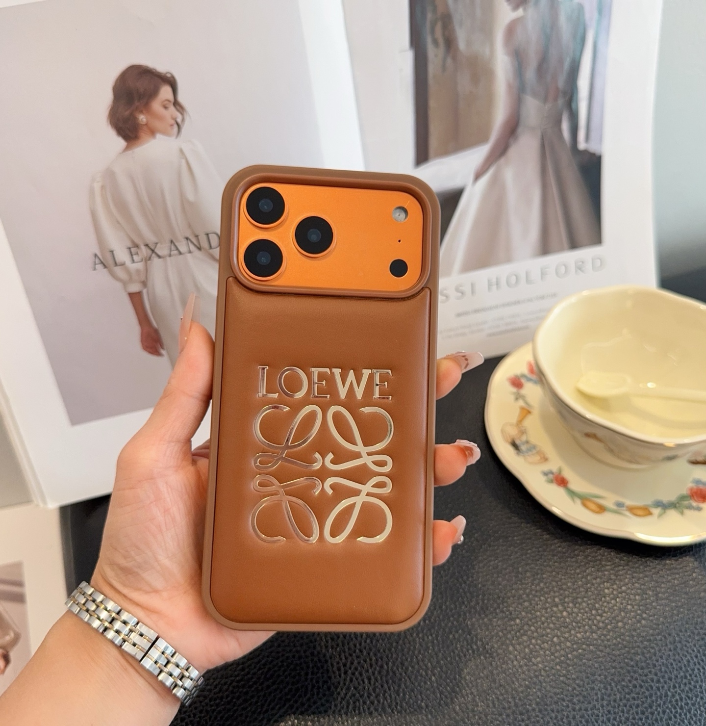 Loewe 上新 烫金全包壳