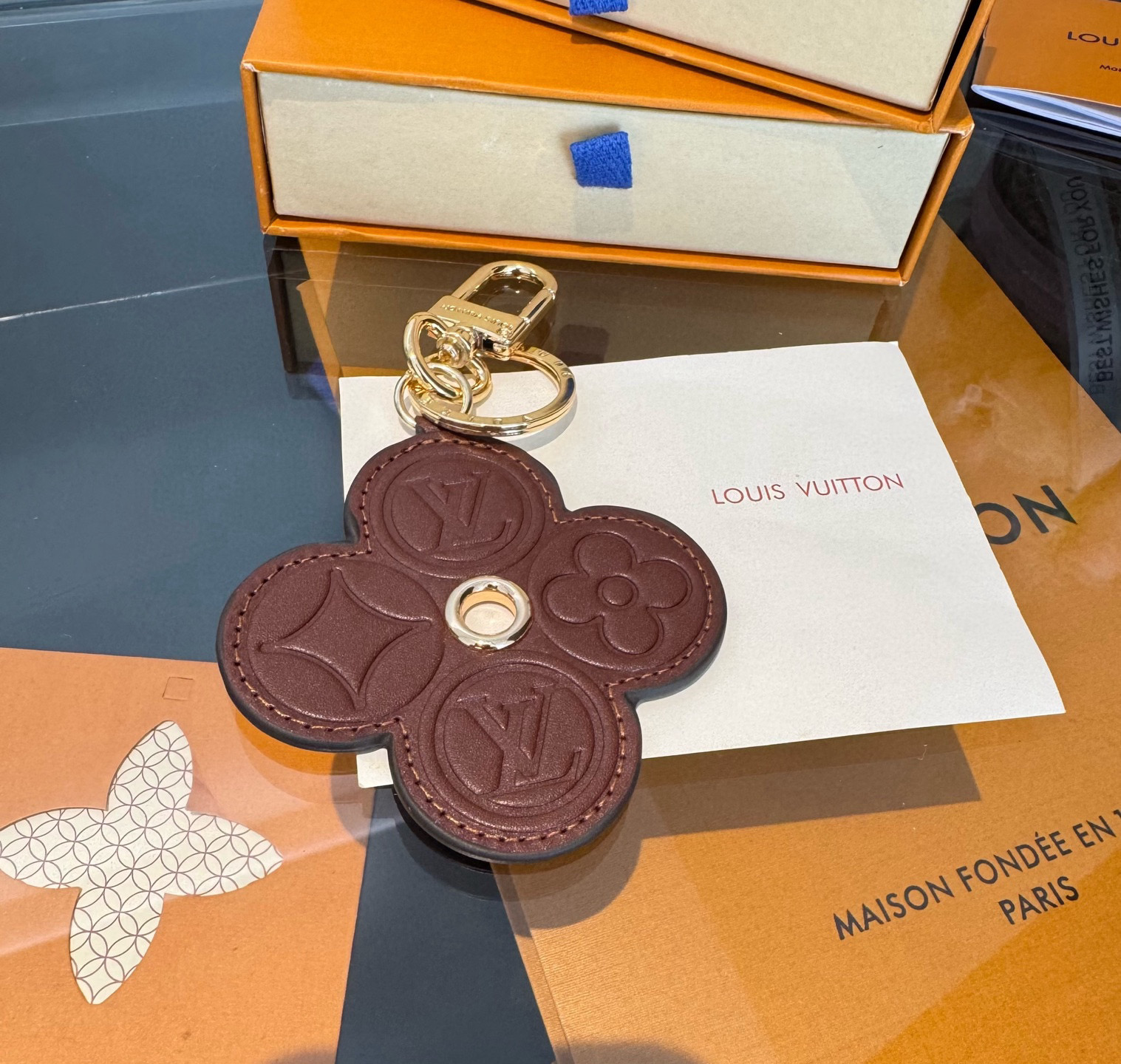 P90 🔥LOUIS VUITTON官网钥匙扣挂件  LV钥匙扣 新款包饰与钥匙扣包包挂件
✨借鉴旅行袋中的钥匙扣设计，可满足各种时尚品味的实用配饰。凸显时尚个性[强]