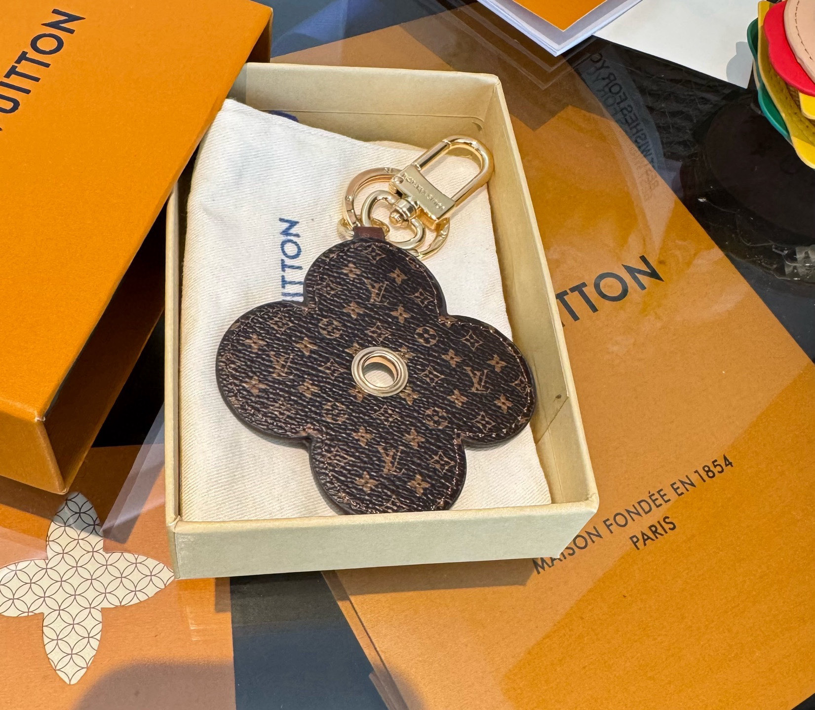P90 🔥LOUIS VUITTON官网钥匙扣挂件  LV钥匙扣 新款包饰与钥匙扣包包挂件
✨借鉴旅行袋中的钥匙扣设计，可满足各种时尚品味的实用配饰。凸显时尚个性[强]