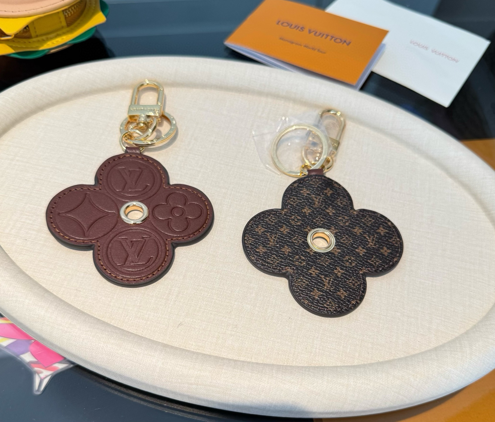 P90 🔥LOUIS VUITTON官网钥匙扣挂件  LV钥匙扣 新款包饰与钥匙扣包包挂件
✨借鉴旅行袋中的钥匙扣设计，可满足各种时尚品味的实用配饰。凸显时尚个性[强]