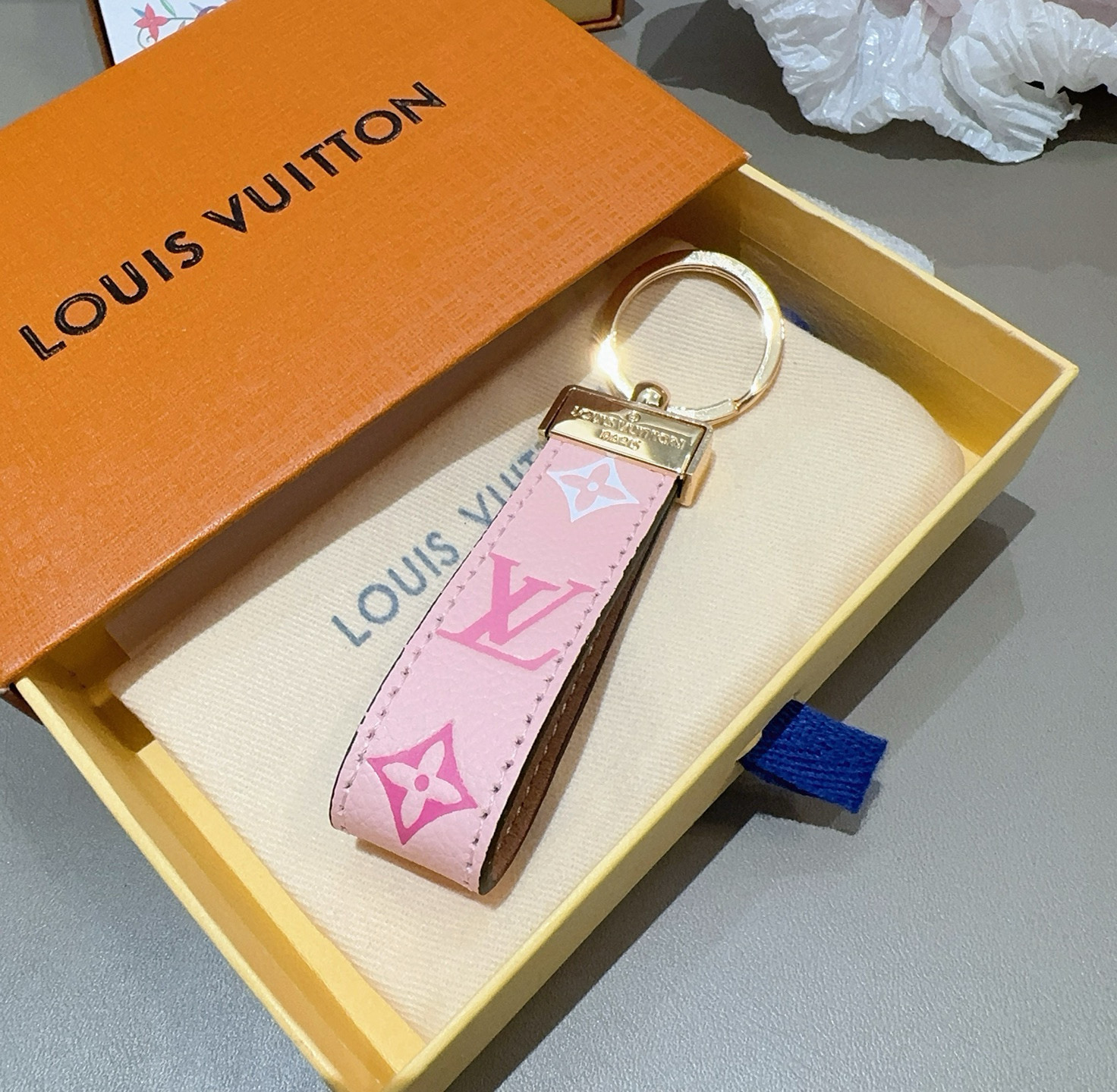 P85 🔥爆款推荐 驴家牛皮压花渐变钥匙扣 LV钥匙扣 车钥匙挂件包包挂饰
 Dauphine Dragonne 钥匙扣彰显金属匠艺与品牌经典标识的融合。标志性 Monogram 帆布烘托 Dauphine 搭扣，与皮具系列同名手袋相得益彰。