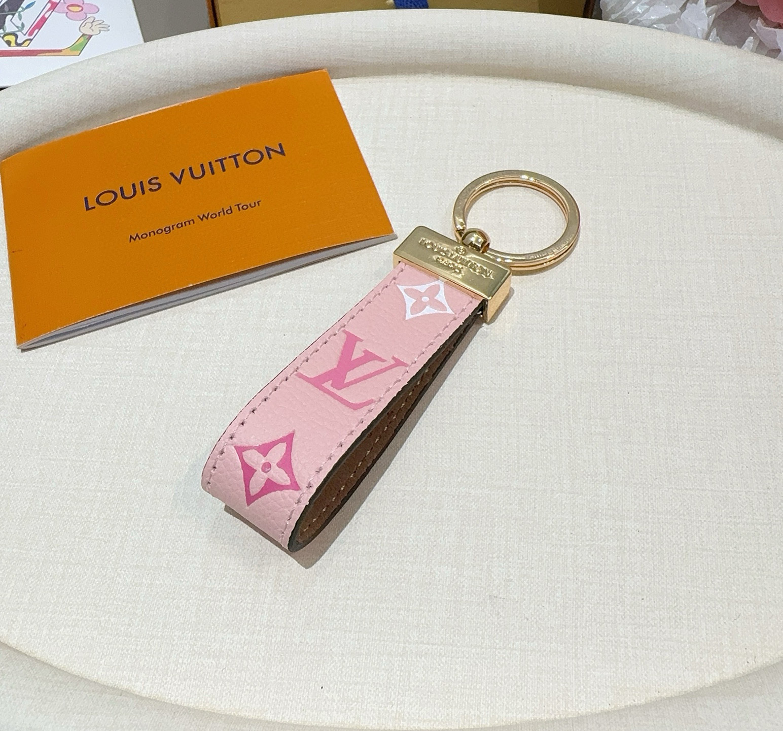 P85 🔥爆款推荐 驴家牛皮压花渐变钥匙扣 LV钥匙扣 车钥匙挂件包包挂饰
 Dauphine Dragonne 钥匙扣彰显金属匠艺与品牌经典标识的融合。标志性 Monogram 帆布烘托 Dauphine 搭扣，与皮具系列同名手袋相得益彰。