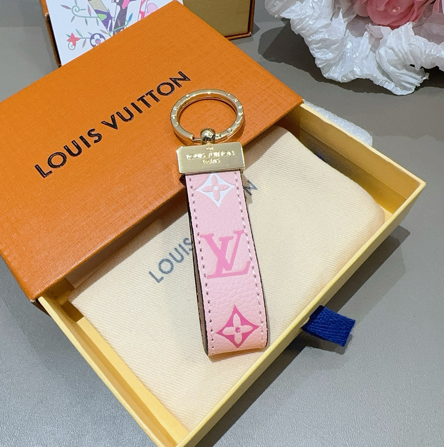 P85 🔥爆款推荐 驴家牛皮压花渐变钥匙扣 LV钥匙扣 车钥匙挂件包包挂饰
 Dauphine Dragonne 钥匙扣彰显金属匠艺与品牌经典标识的融合。标志性 Monogram 帆布烘托 Dauphine 搭扣，与皮具系列同名手袋相得益彰。