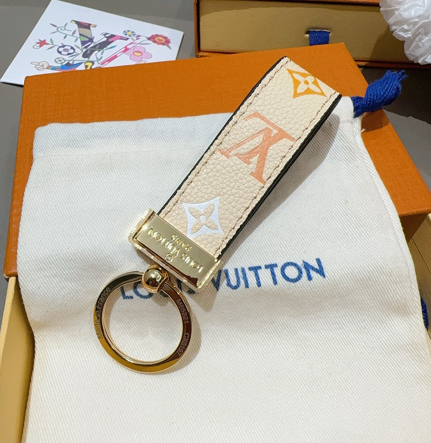 P85 🔥爆款推荐 驴家牛皮压花渐变钥匙扣 LV钥匙扣 车钥匙挂件包包挂饰
 Dauphine Dragonne 钥匙扣彰显金属匠艺与品牌经典标识的融合。标志性 Monogram 帆布烘托 Dauphine 搭扣，与皮具系列同名手袋相得益彰。