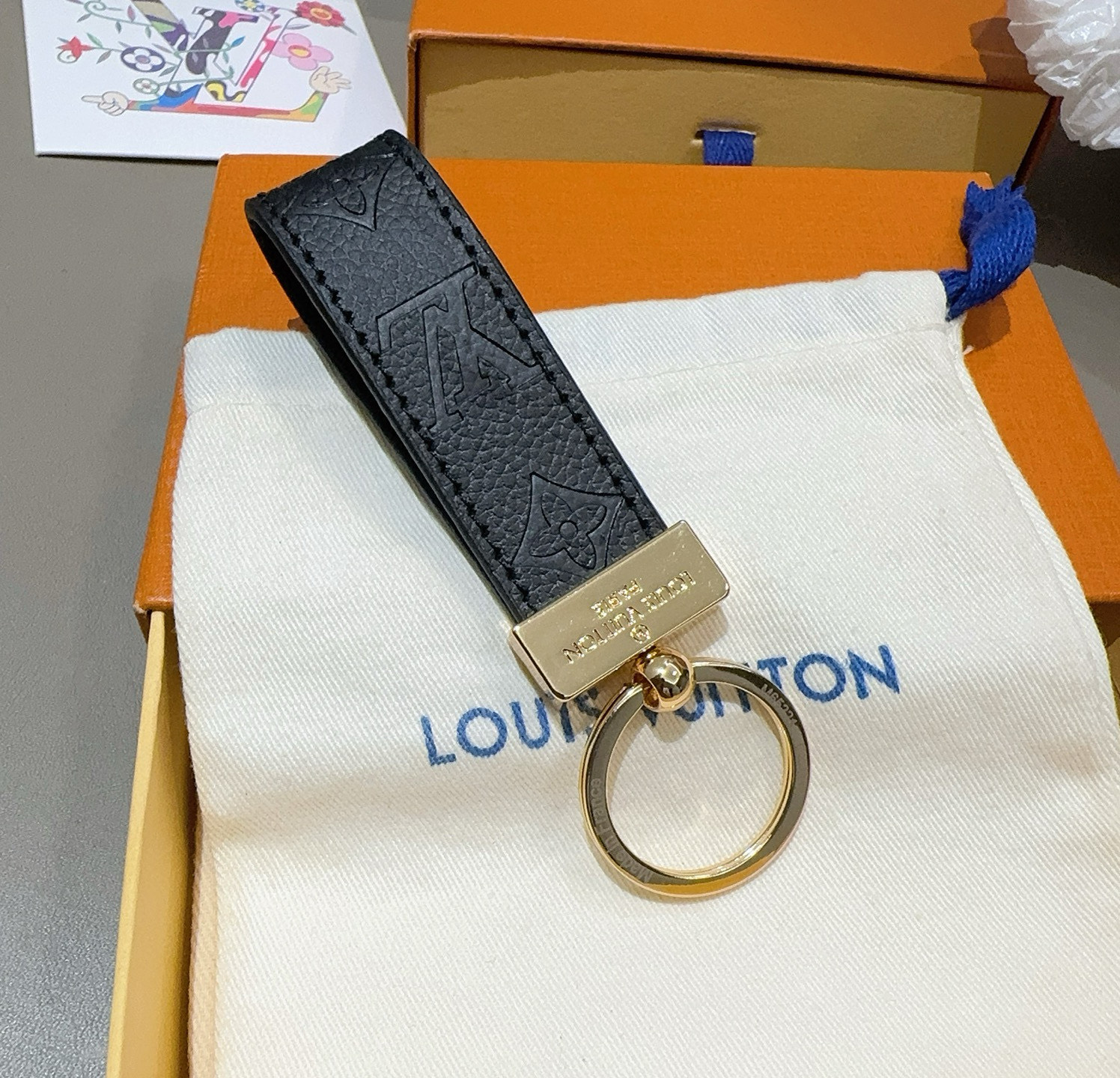 P85 🔥爆款推荐 驴家牛皮压花渐变钥匙扣 LV钥匙扣 车钥匙挂件包包挂饰
 Dauphine Dragonne 钥匙扣彰显金属匠艺与品牌经典标识的融合。标志性 Monogram 帆布烘托 Dauphine 搭扣，与皮具系列同名手袋相得益彰。