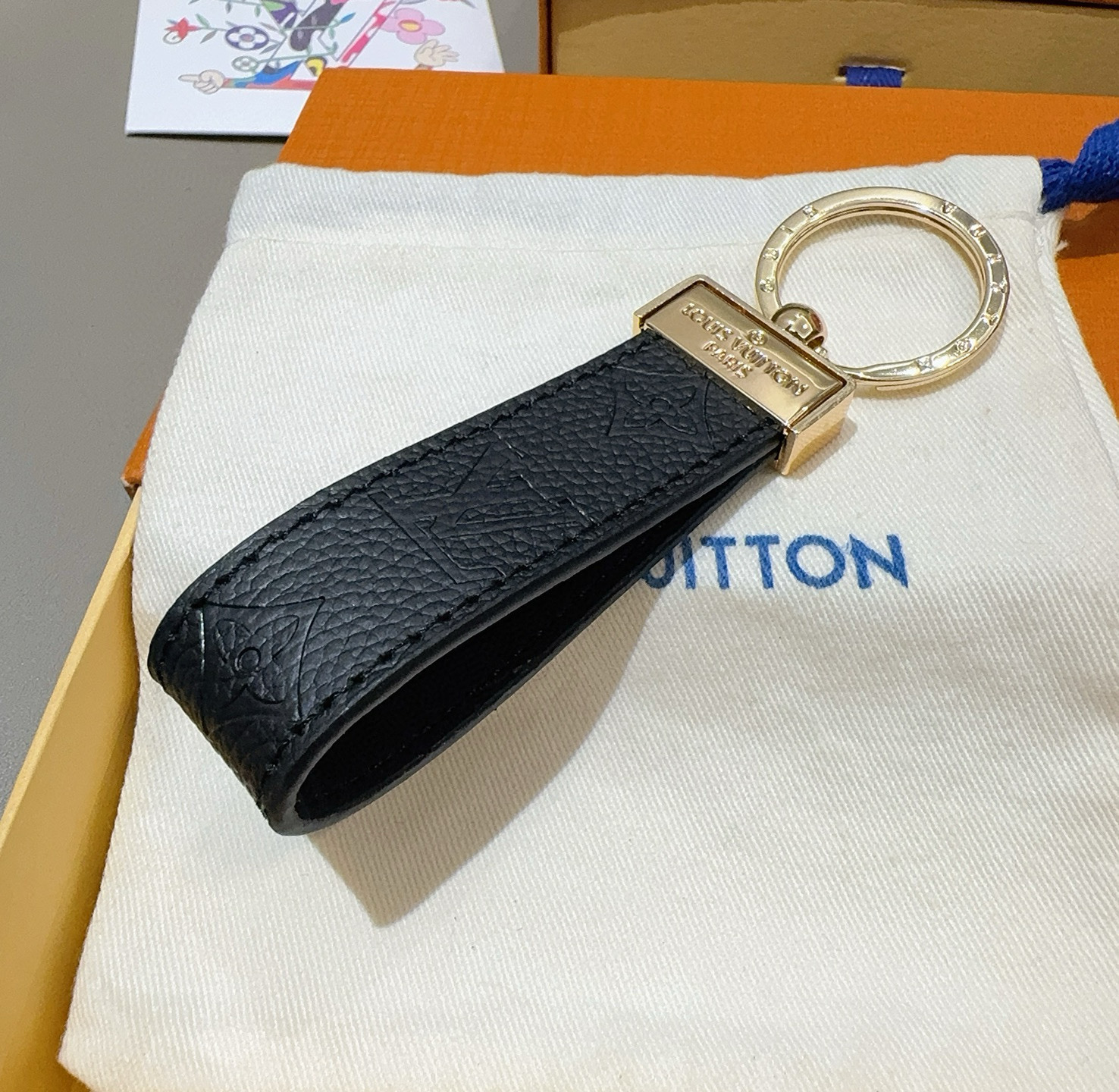 P85 🔥爆款推荐 驴家牛皮压花渐变钥匙扣 LV钥匙扣 车钥匙挂件包包挂饰
 Dauphine Dragonne 钥匙扣彰显金属匠艺与品牌经典标识的融合。标志性 Monogram 帆布烘托 Dauphine 搭扣，与皮具系列同名手袋相得益彰。