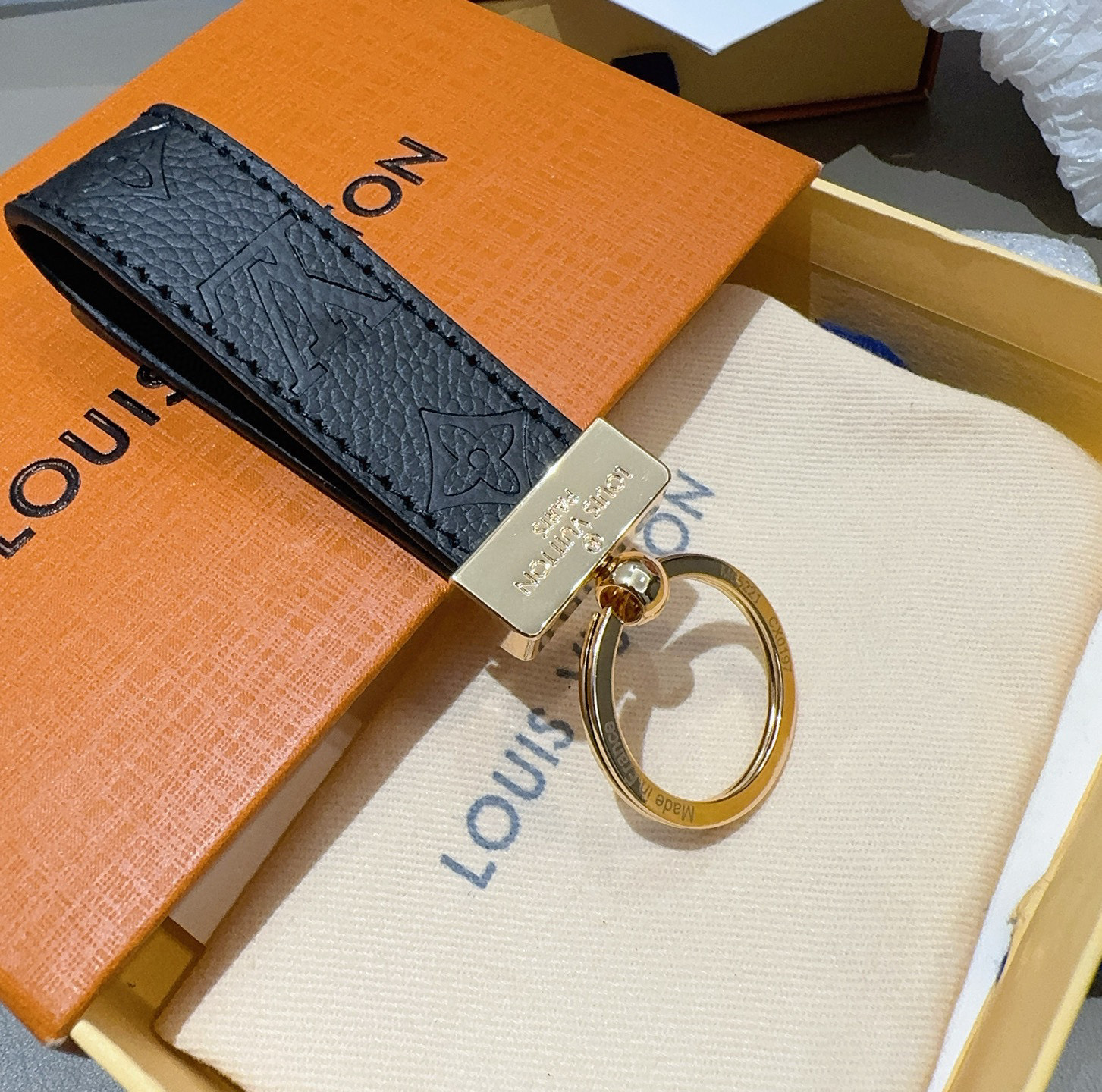 P85 🔥爆款推荐 驴家牛皮压花渐变钥匙扣 LV钥匙扣 车钥匙挂件包包挂饰
 Dauphine Dragonne 钥匙扣彰显金属匠艺与品牌经典标识的融合。标志性 Monogram 帆布烘托 Dauphine 搭扣，与皮具系列同名手袋相得益彰。