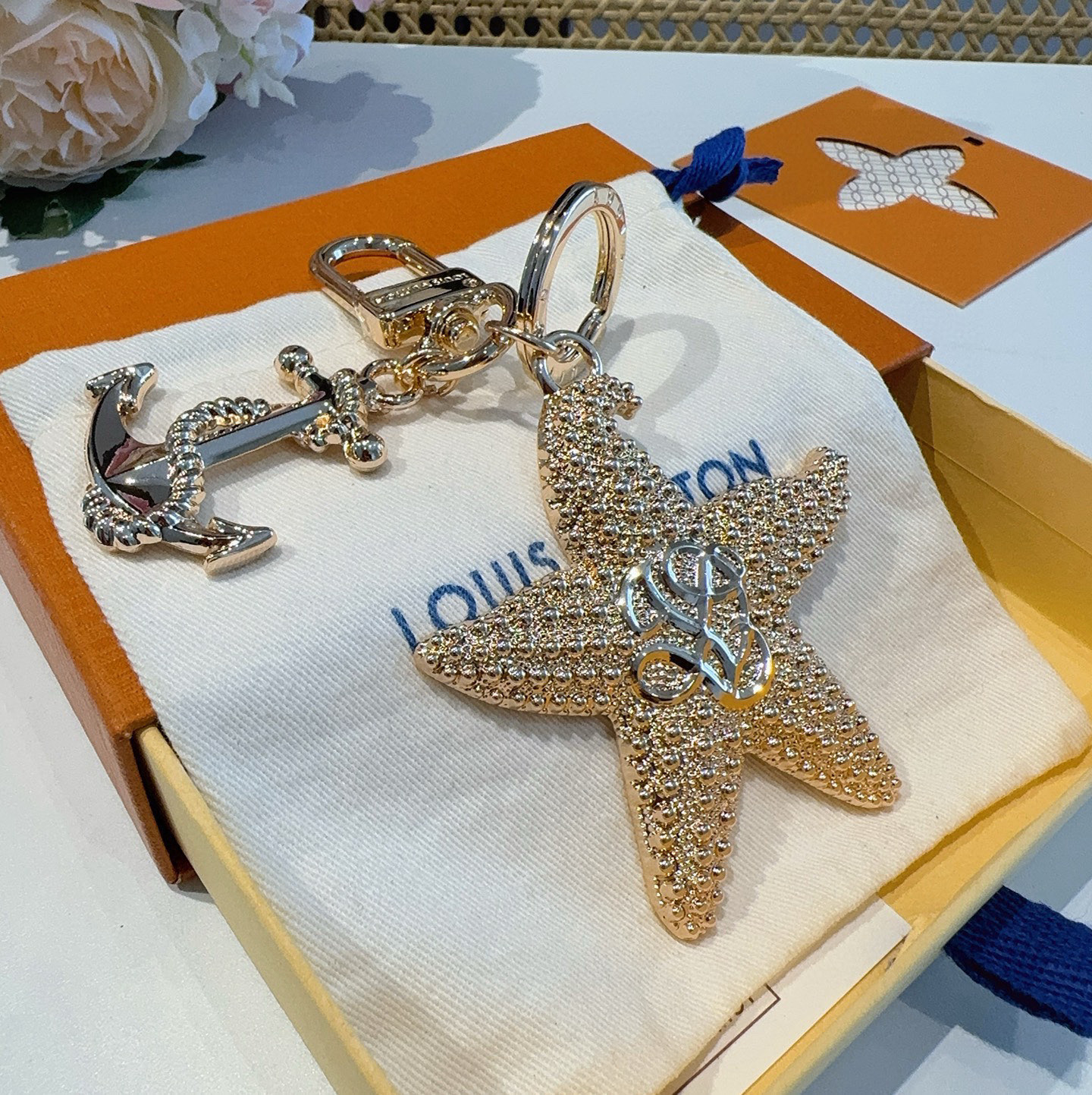 P90 🔥lv钥匙扣 官网新款 海星钥匙扣 包包挂件 配饰