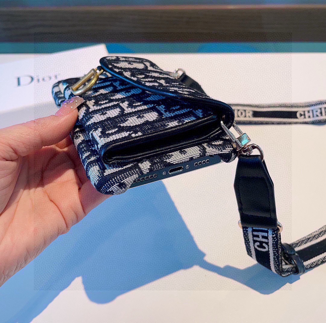 P100 ✨Dior蒙田系列卡包手机壳，刺绣织带肩带🔮
型号：为了不出现报错型号，请打开本机查看手机设置显示的型号⚠️⚠️⚠️
iPhone17系列更新 
iphone17promax
iPhone17pro
iPhone17
iPhone16pro Max（6.9）
iPhone16pro。   （6.3）
iPhone16 （6.3）
iPhone15pro max （6.7）
iPhone15pro（6.1）
iPhone15（6.1）
需定制型号（14/14pro/14pm/13pro，13/13promax）