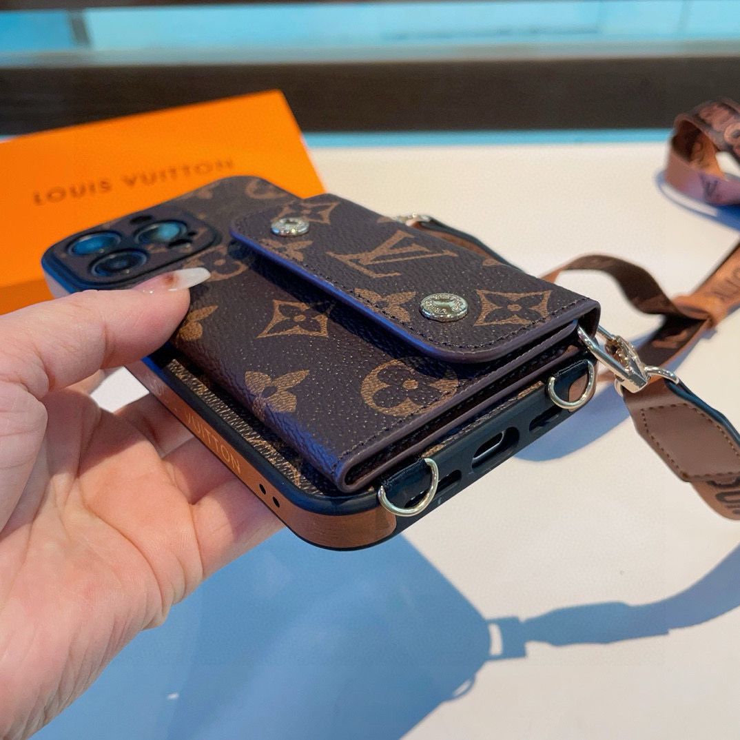 P105  上新LV经典老花斜挎左右开卡包手机壳
LV经典款拼色四包围边贴绒布侧边烫金贴皮[666][666] 摄像头精孔可过镜头膜  
型号：为了不出现报错型号，请打开本机查看手机设置显示的型号⚠️⚠️⚠️
iPhone17系列更新 
iphone17promax
iPhone17pro
iPhone17
iPhone16pro Max（6.9）
iPhone16pro。   （6.3）
iPhone16 （6.3）
iPhone15pro max （6.7）
iPhone15pro（6.1）
iPhone15（6.1）
需定制型号（14/14pro/14pm/13pro，13/13promax）