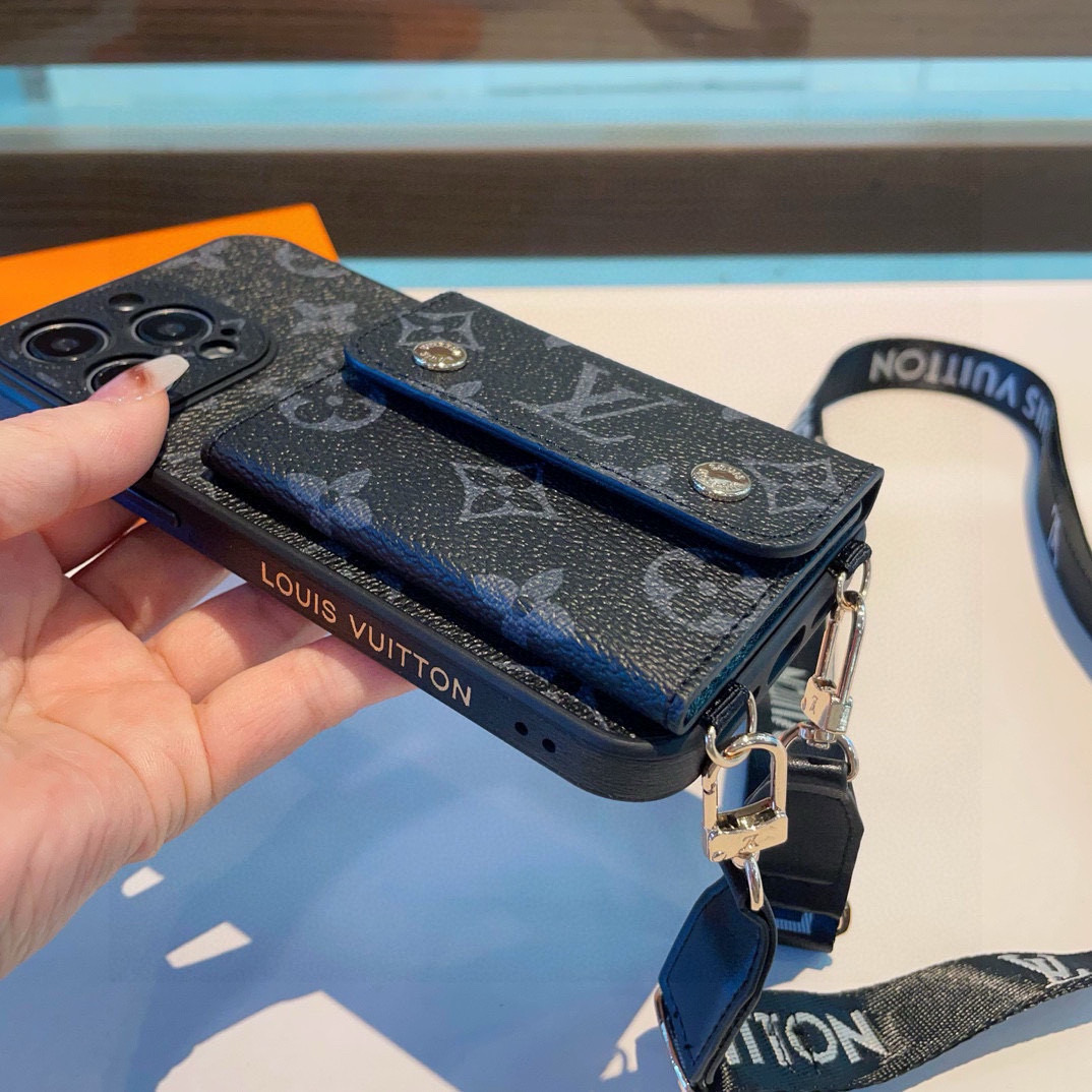 P105  上新LV经典老花斜挎左右开卡包手机壳
LV经典款拼色四包围边贴绒布侧边烫金贴皮[666][666] 摄像头精孔可过镜头膜  
型号：为了不出现报错型号，请打开本机查看手机设置显示的型号⚠️⚠️⚠️
iPhone17系列更新 
iphone17promax
iPhone17pro
iPhone17
iPhone16pro Max（6.9）
iPhone16pro。   （6.3）
iPhone16 （6.3）
iPhone15pro max （6.7）
iPhone15pro（6.1）
iPhone15（6.1）
需定制型号（14/14pro/14pm/13pro，13/13promax）