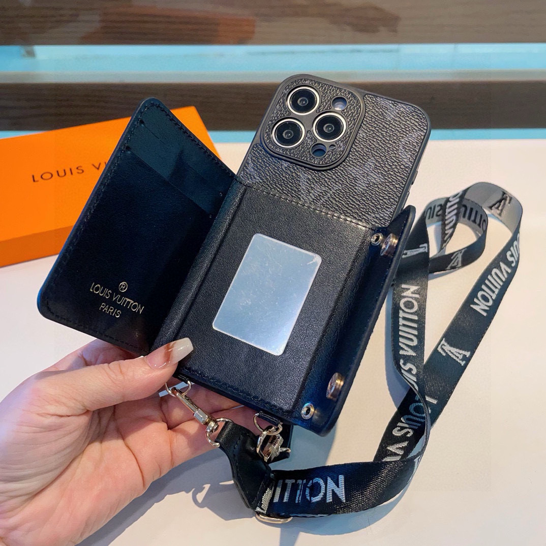 P105  上新LV经典老花斜挎左右开卡包手机壳
LV经典款拼色四包围边贴绒布侧边烫金贴皮[666][666] 摄像头精孔可过镜头膜  
型号：为了不出现报错型号，请打开本机查看手机设置显示的型号⚠️⚠️⚠️
iPhone17系列更新 
iphone17promax
iPhone17pro
iPhone17
iPhone16pro Max（6.9）
iPhone16pro。   （6.3）
iPhone16 （6.3）
iPhone15pro max （6.7）
iPhone15pro（6.1）
iPhone15（6.1）
需定制型号（14/14pro/14pm/13pro，13/13promax）