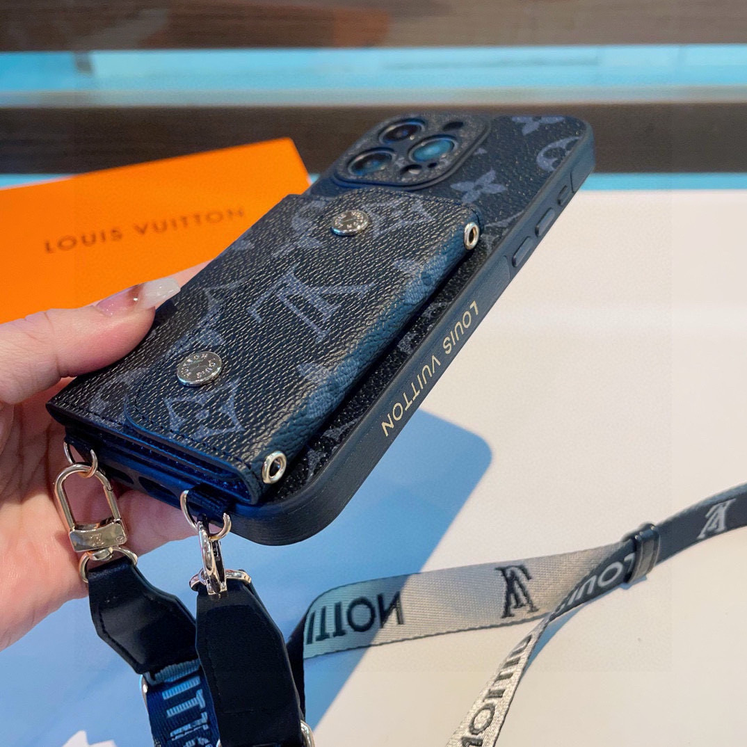 P105  上新LV经典老花斜挎左右开卡包手机壳
LV经典款拼色四包围边贴绒布侧边烫金贴皮[666][666] 摄像头精孔可过镜头膜  
型号：为了不出现报错型号，请打开本机查看手机设置显示的型号⚠️⚠️⚠️
iPhone17系列更新 
iphone17promax
iPhone17pro
iPhone17
iPhone16pro Max（6.9）
iPhone16pro。   （6.3）
iPhone16 （6.3）
iPhone15pro max （6.7）
iPhone15pro（6.1）
iPhone15（6.1）
需定制型号（14/14pro/14pm/13pro，13/13promax）