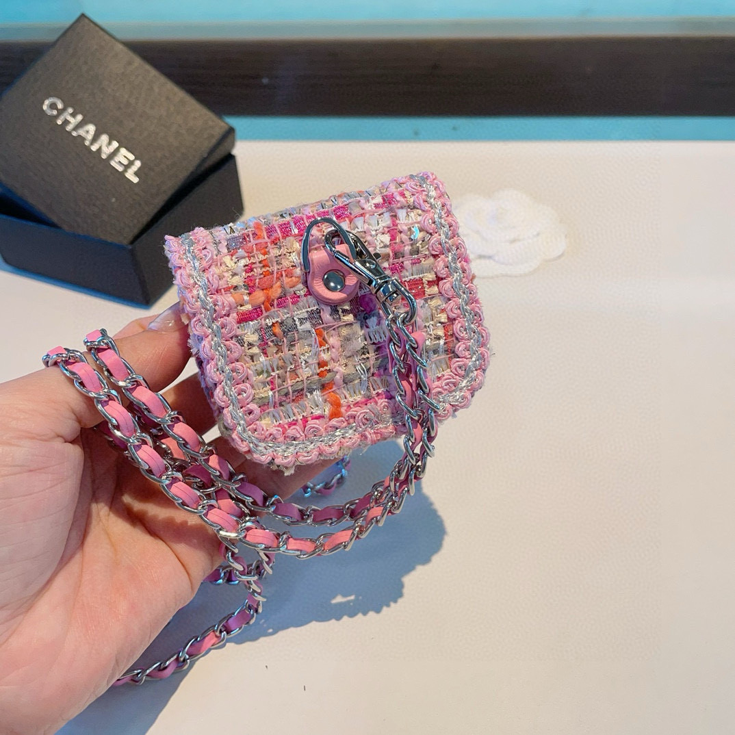 P100❤️香奈儿CHANEL mini斜挎包包 粗花呢通用耳机包💥官网1:1耳机包 
时尚迷你包包，配链条⛓️挂绳可拆卸可挂脖❤️可挂包包上当挂饰，蓝牙耳机包，通用款！