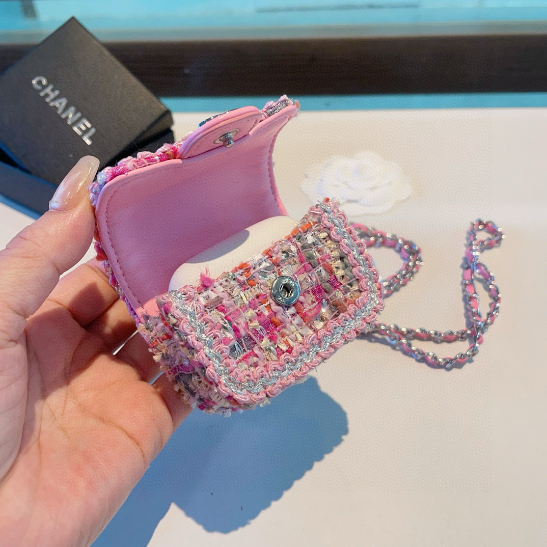 P100❤️香奈儿CHANEL mini斜挎包包 粗花呢通用耳机包💥官网1:1耳机包 
时尚迷你包包，配链条⛓️挂绳可拆卸可挂脖❤️可挂包包上当挂饰，蓝牙耳机包，通用款！