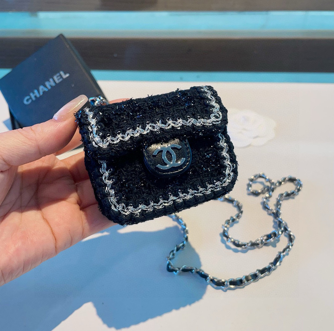 P100❤️香奈儿CHANEL mini斜挎包包 粗花呢通用耳机包💥官网1:1耳机包 
时尚迷你包包，配链条⛓️挂绳可拆卸可挂脖❤️可挂包包上当挂饰，蓝牙耳机包，通用款！