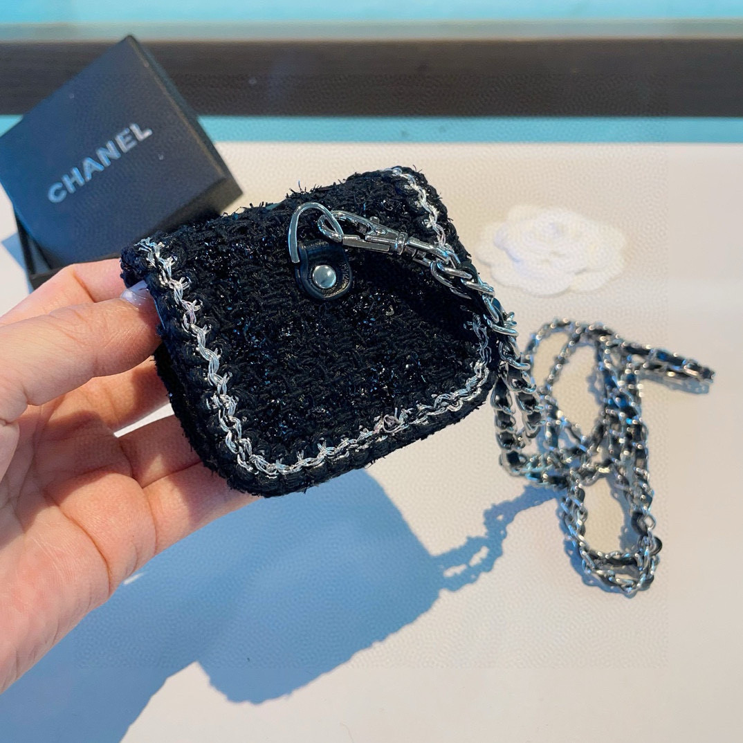 P100❤️香奈儿CHANEL mini斜挎包包 粗花呢通用耳机包💥官网1:1耳机包 
时尚迷你包包，配链条⛓️挂绳可拆卸可挂脖❤️可挂包包上当挂饰，蓝牙耳机包，通用款！