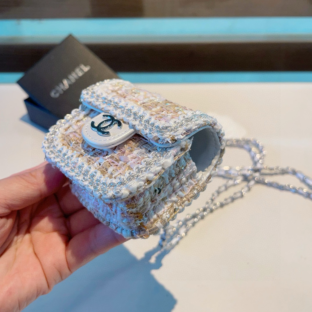 P100❤️香奈儿CHANEL mini斜挎包包 粗花呢通用耳机包💥官网1:1耳机包 
时尚迷你包包，配链条⛓️挂绳可拆卸可挂脖❤️可挂包包上当挂饰，蓝牙耳机包，通用款！